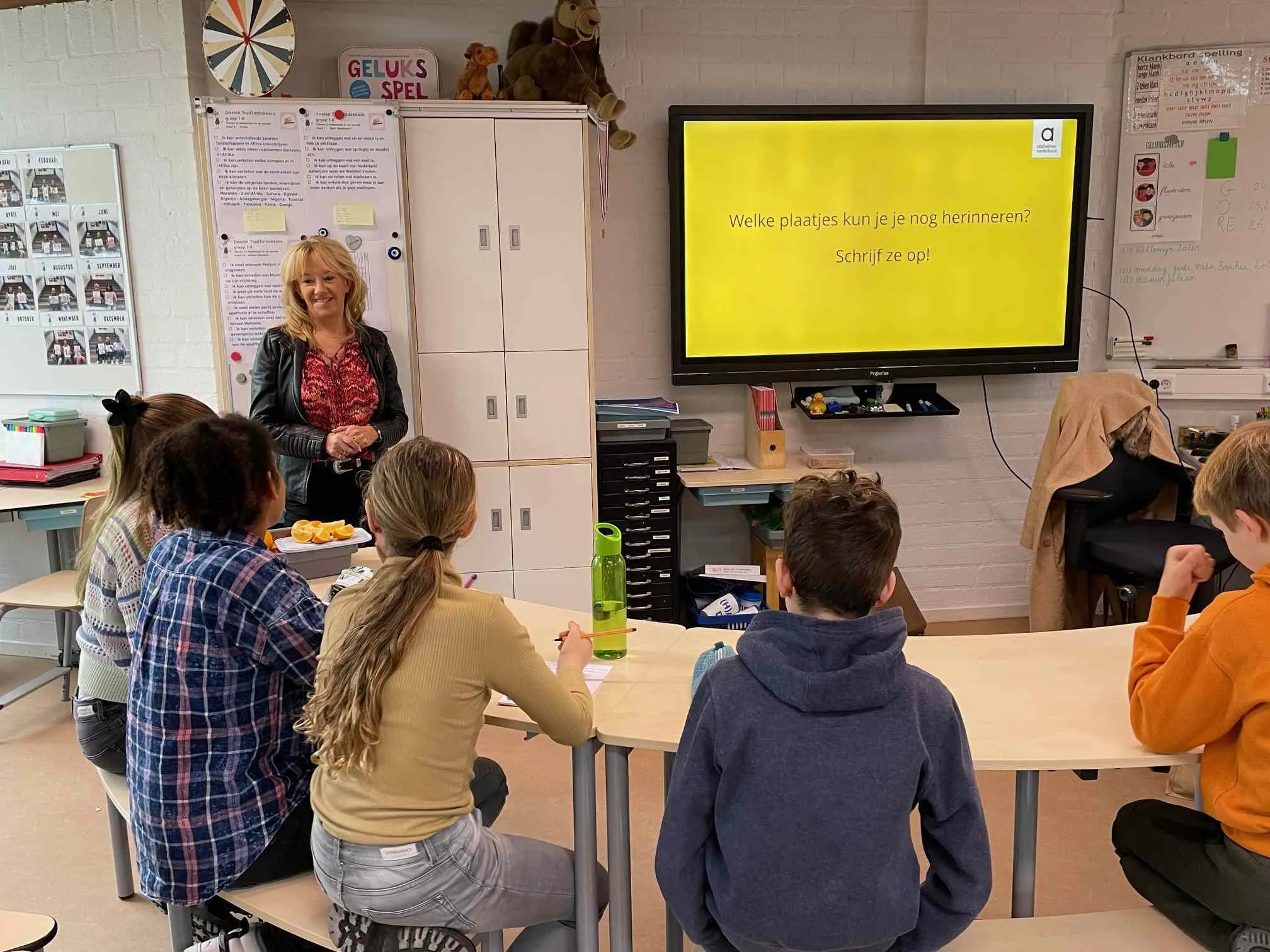 lesdementieleerlingen groep 8 van de borgwal luisteren geboeid naar de les over dementie 1