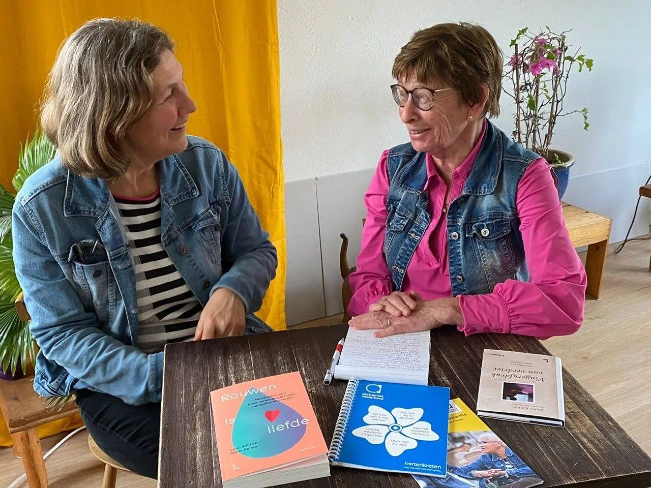 vlnr annet fleer in gesprek met maria verest gespreksleider alzheimer cafe lingewaard