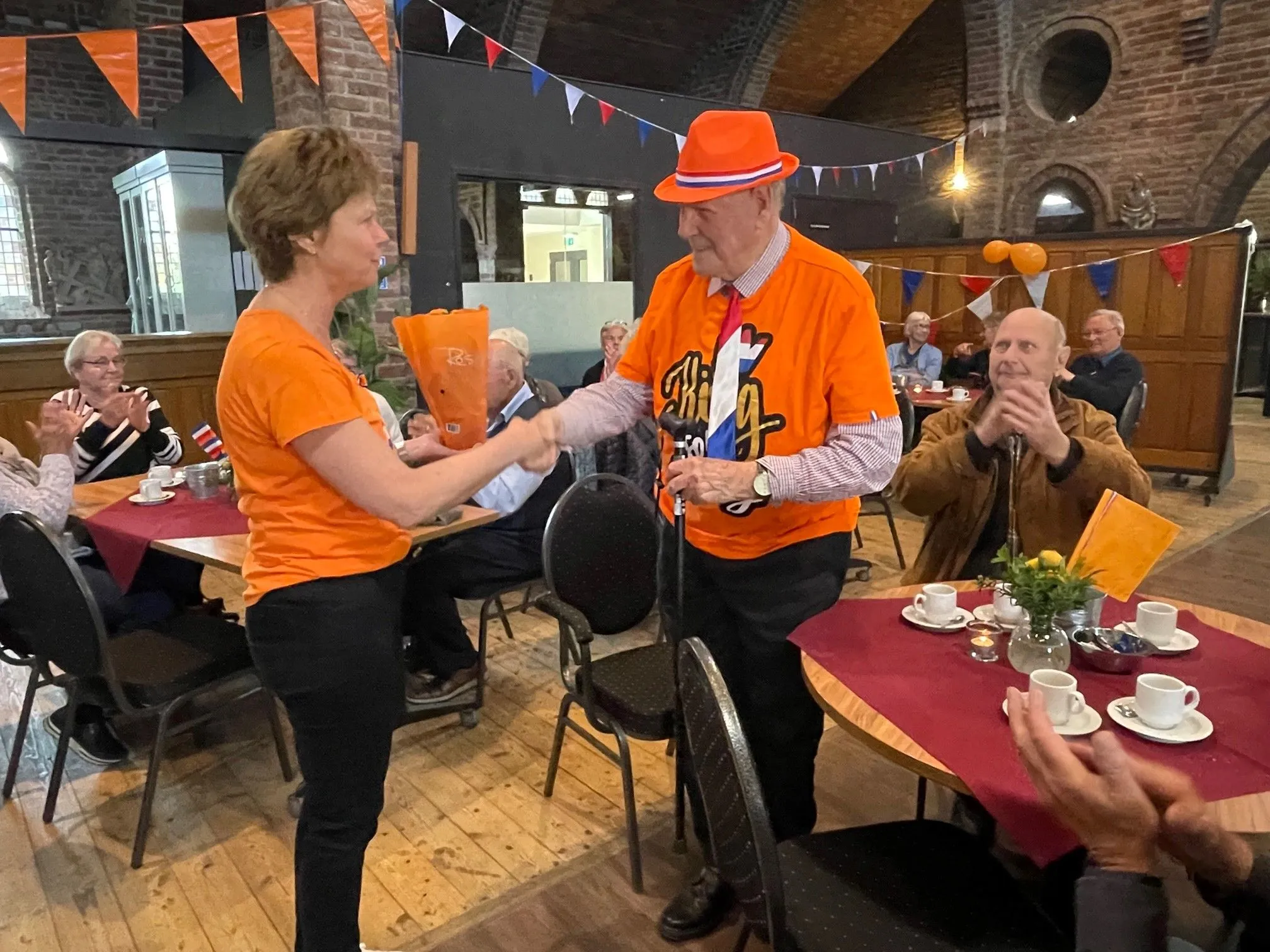zandsekerkcarool willemsen reikt de prijs voor de mooiste outfit uit aan theo schepers