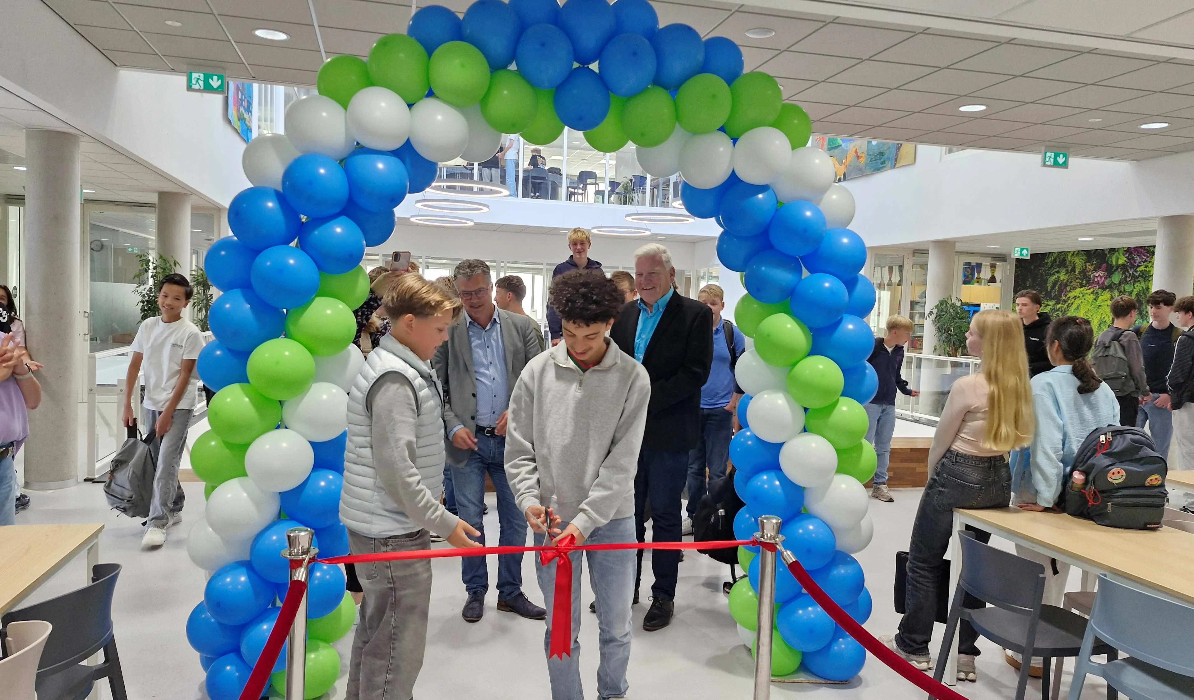 OBC Elst. Leerlingen OBC Elst geven samen met de wethouder en directeur startsein PGP