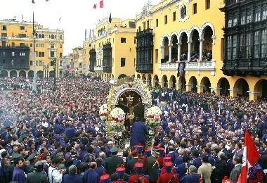 Procesion_del_Señor_de_los_Milagros.wikipedia.org