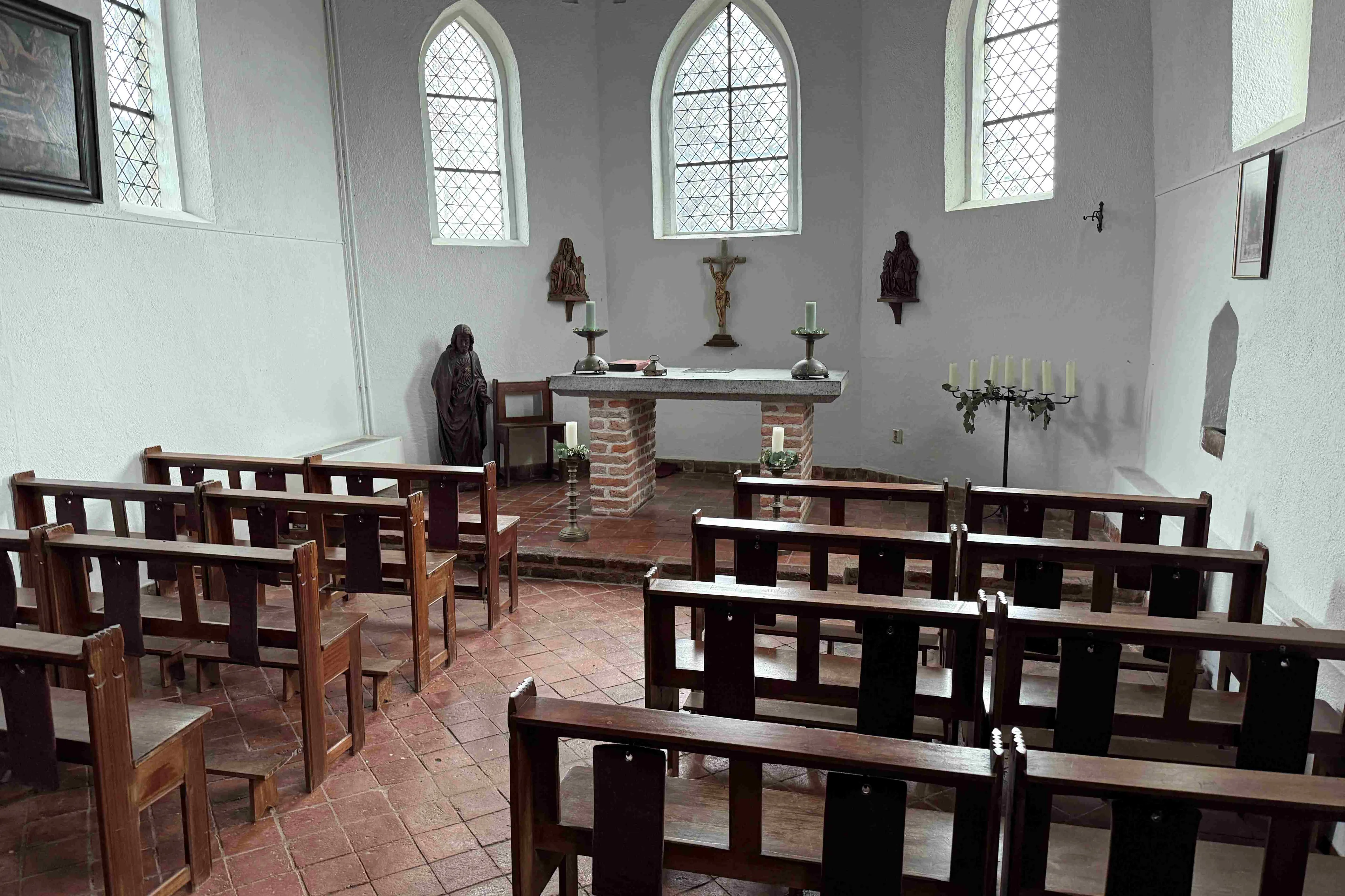 Foto Kapel.kapel Kasteel Doornenburg met banken St. Martinuskerk