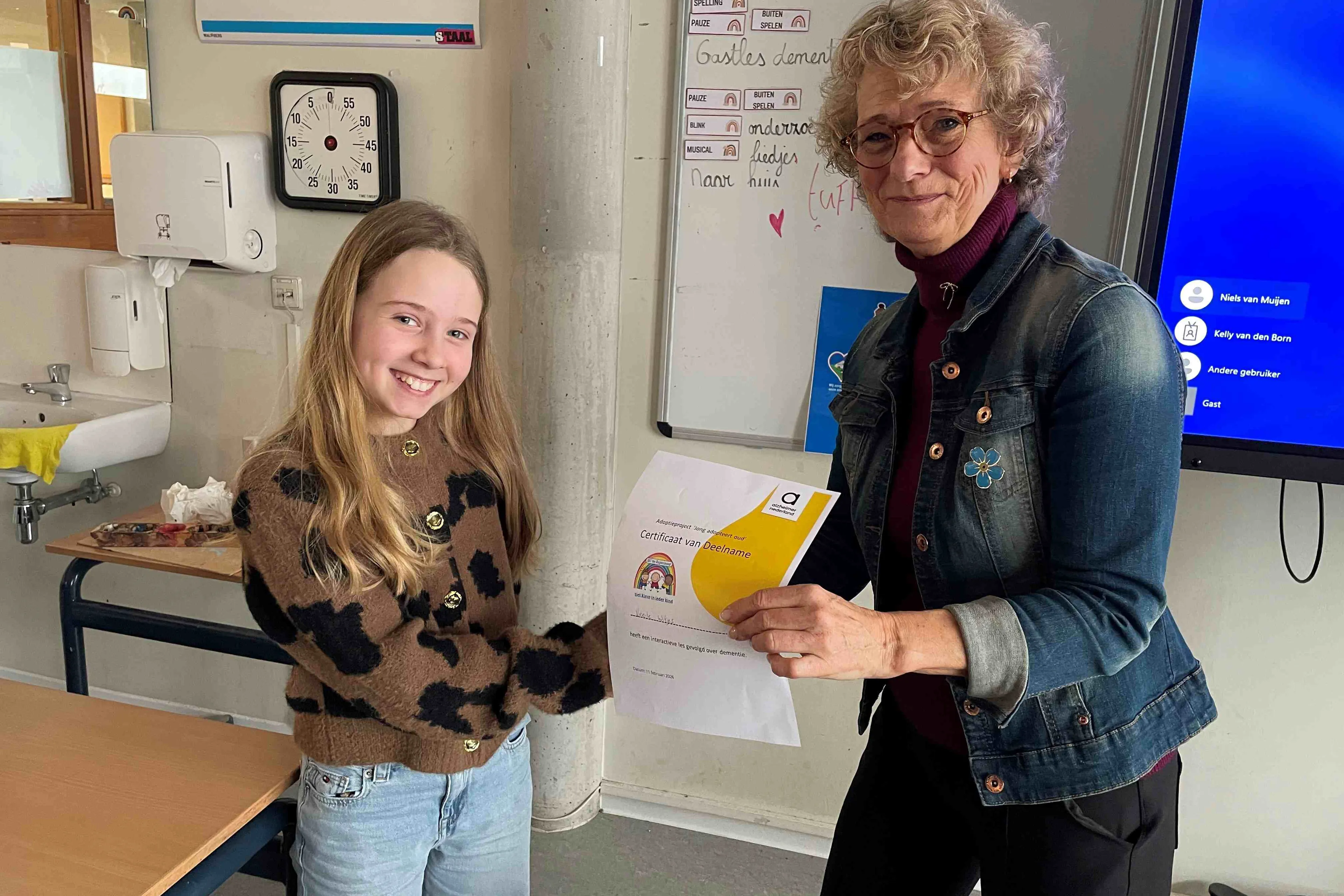 Kinderburgemeester Veerle neemt certificaat van de les in ontvangst van Wilmy Viëtor