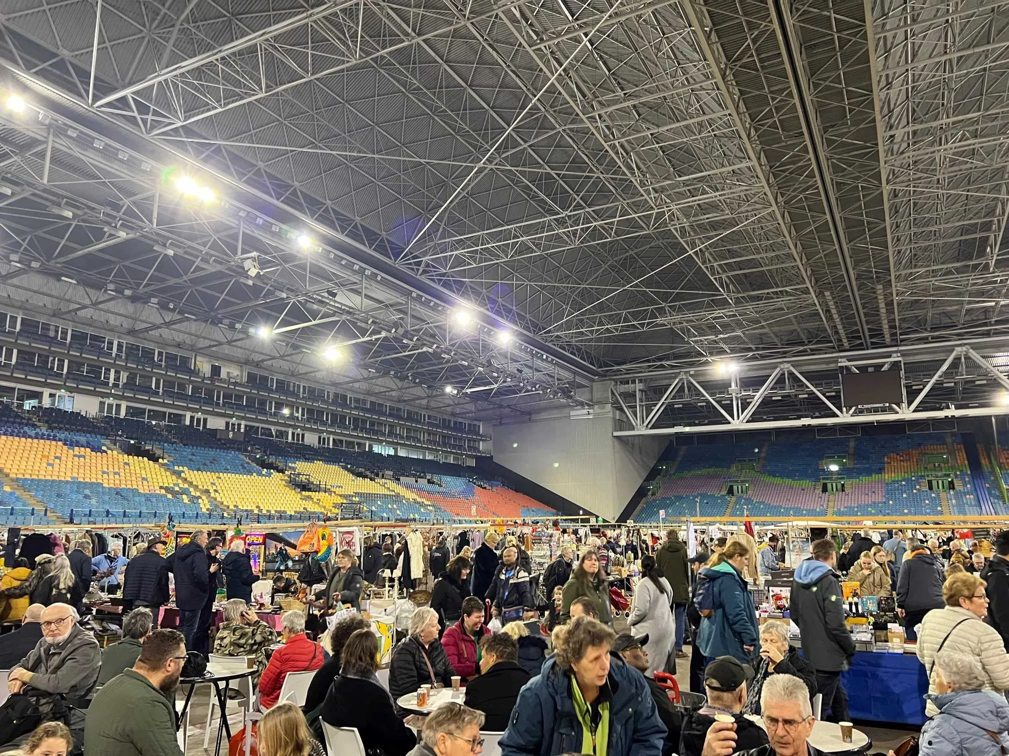 Mega Snuffelmarkt in het GelreDome .Van Aerle bv