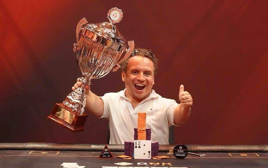 Onpoker in Bemmel.Robert van Twillert - Pokerkampioen van Nederland 24-25(1)