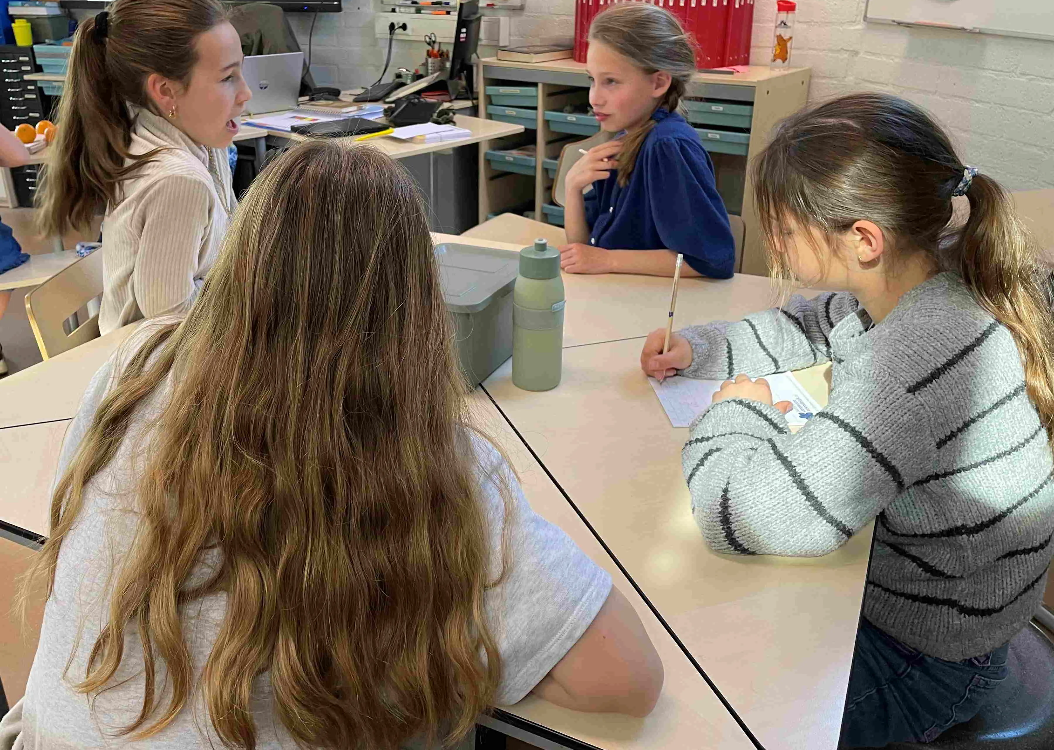 Leerlingen van De Borgwal buigen zich over de geheugentoets.(1)