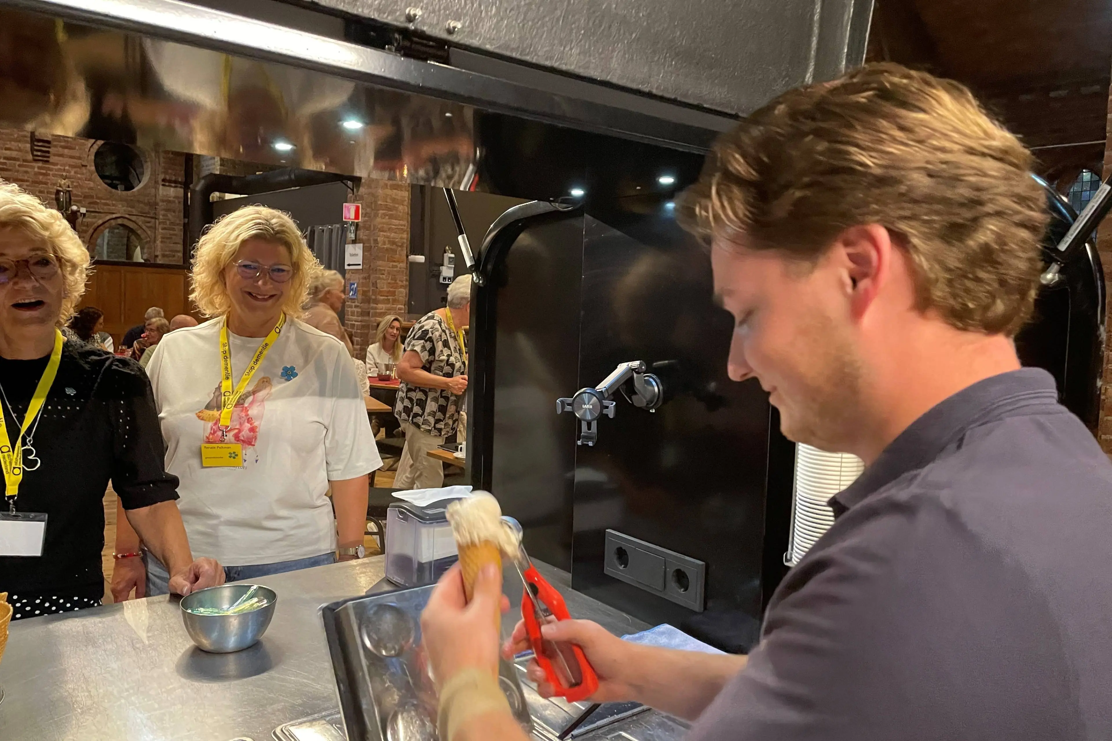Sem van Differenza trakteert op ijs in het Alzheimer Café Lingewaard
