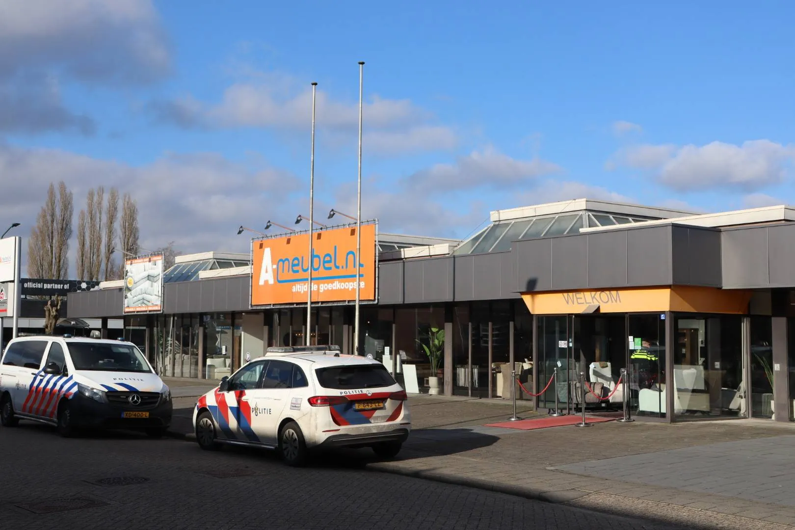 Gewapende overval op woonwinkel: twee daders op de vlucht