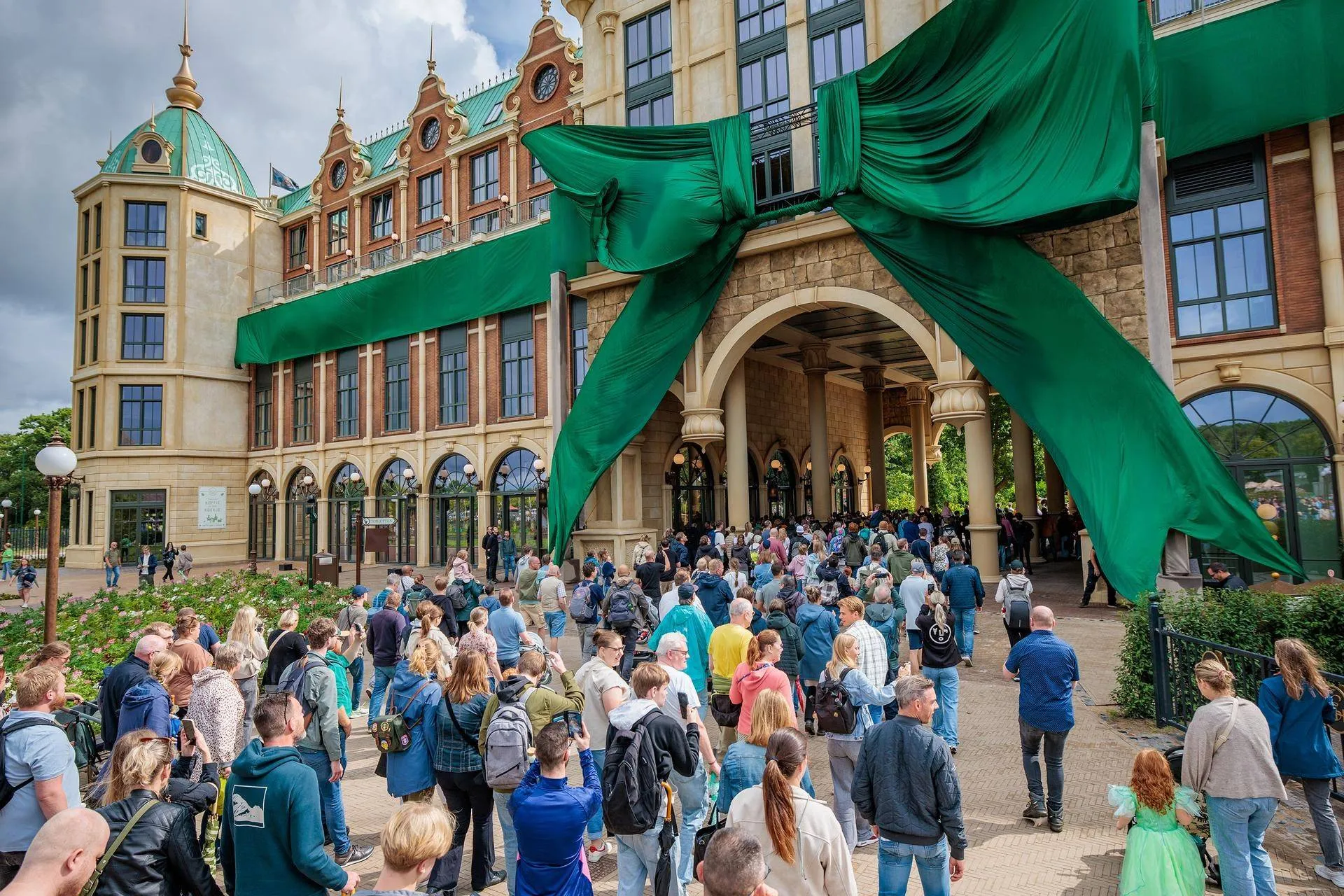 Grootste strik ter wereld aan het Efteling Grand Hotel