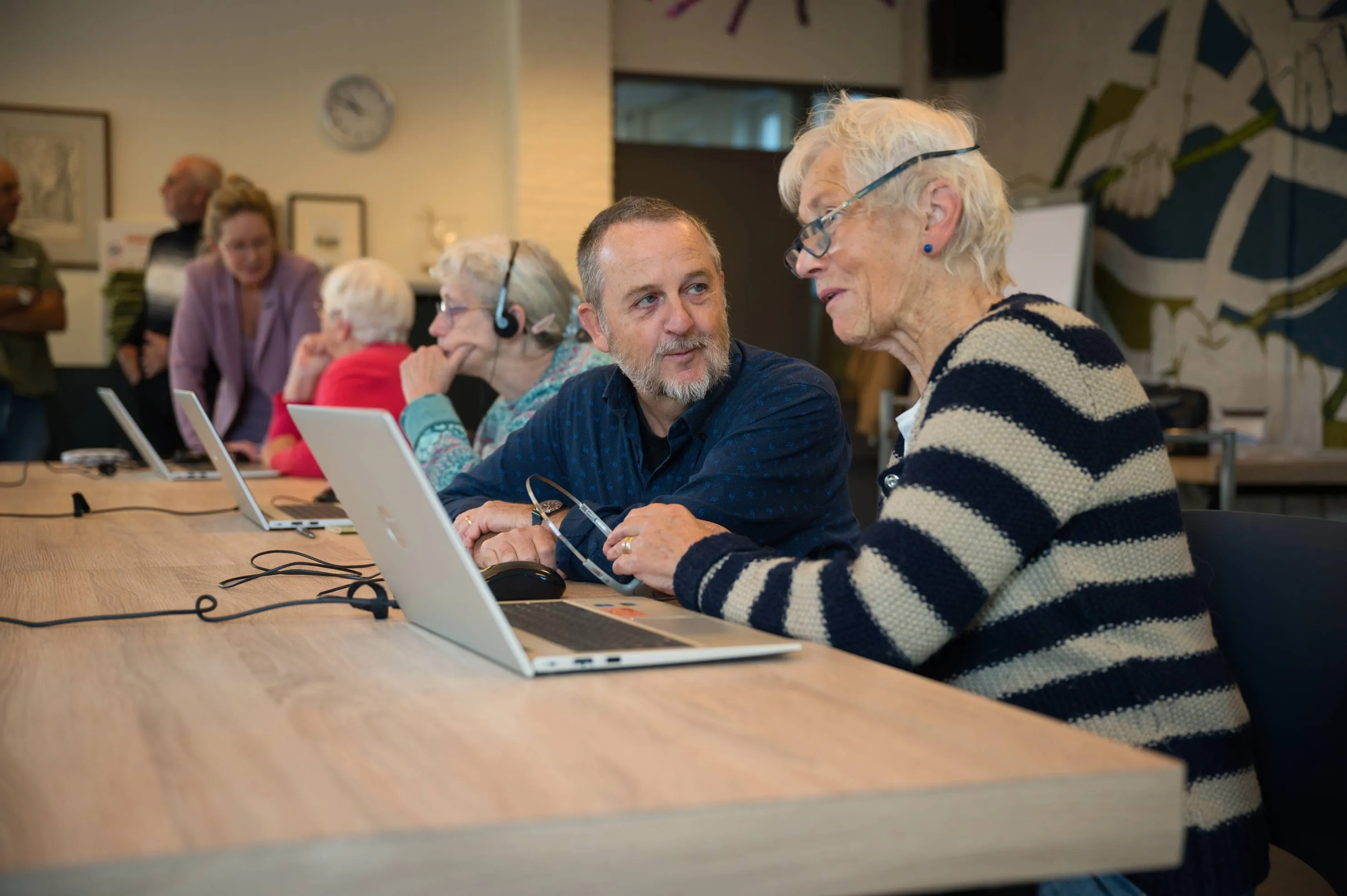 man-uitleg-hulp-vrouw-laptop-computer-digivaardiheden-klik&tik-TON_4815