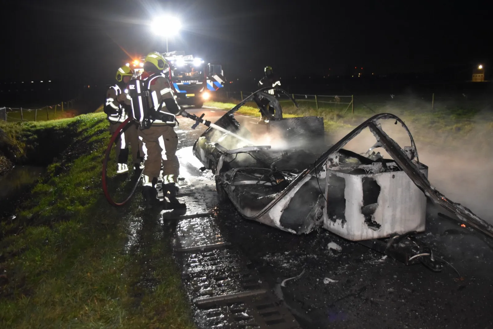 Caravan brandt volledig uit langs Veldweg in Hedel