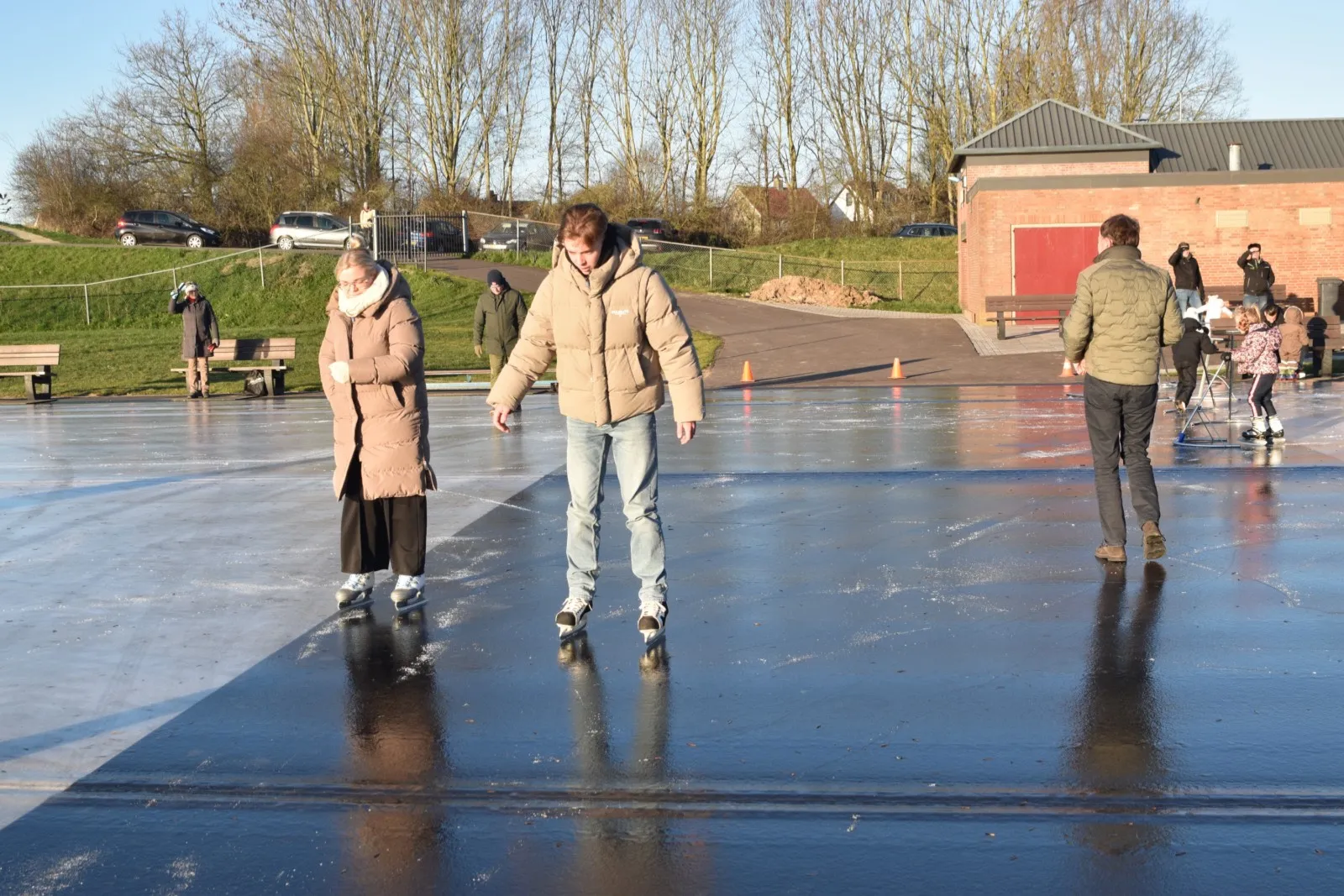 Eerste schaatsers op nieuwe ijsbaan Kerkdriel