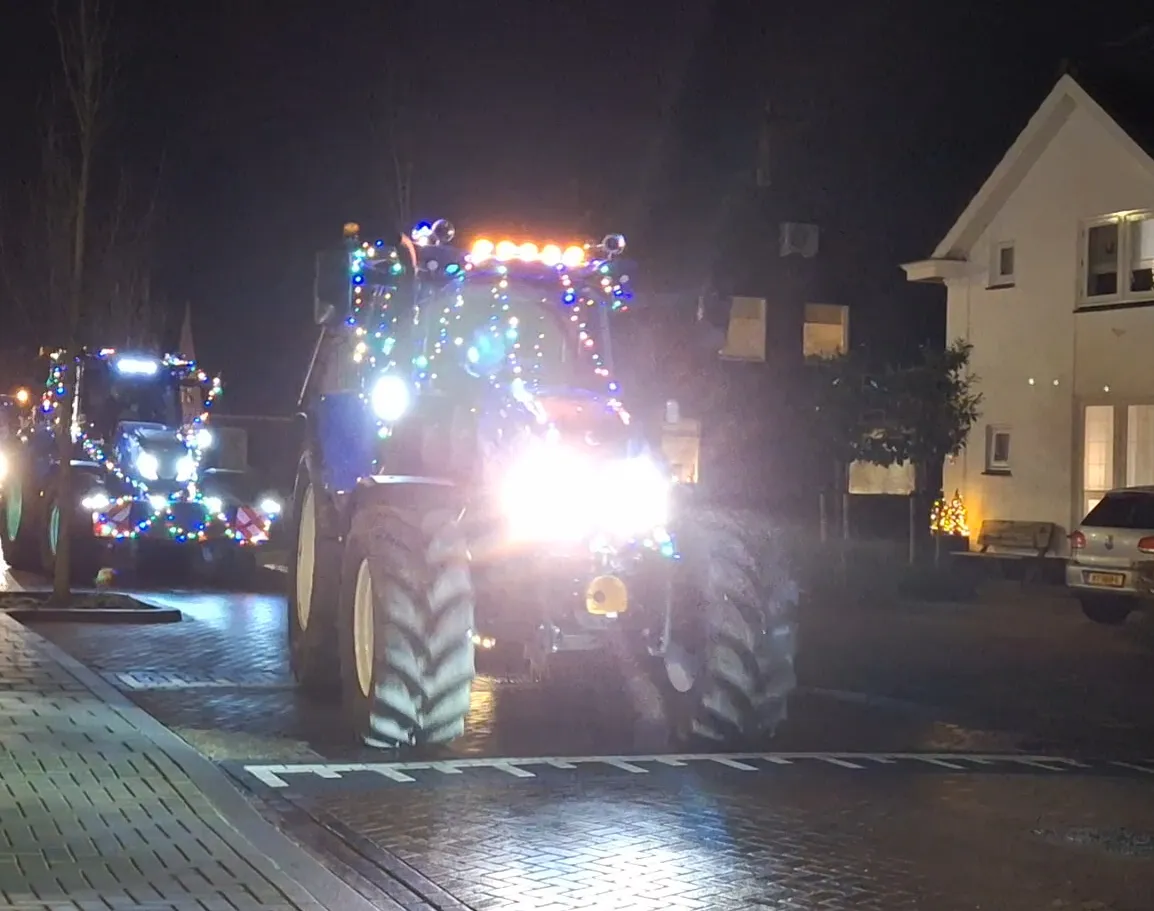 Verlichte tractorstoet bezorgt bewoners Bommelerwaard bijzondere winteravond