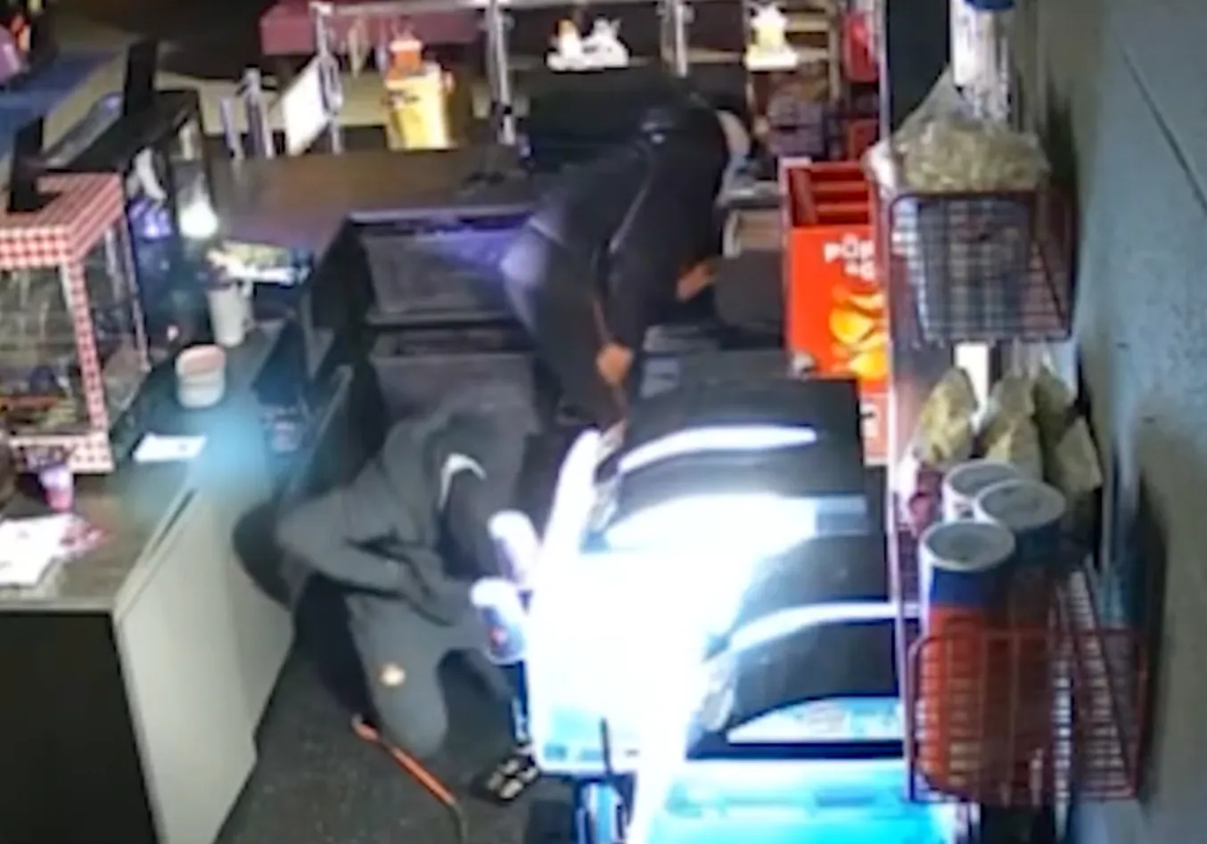 Politie zoekt verdachten na inbraak in indoor speeltuin in Hedel (VIDEO)