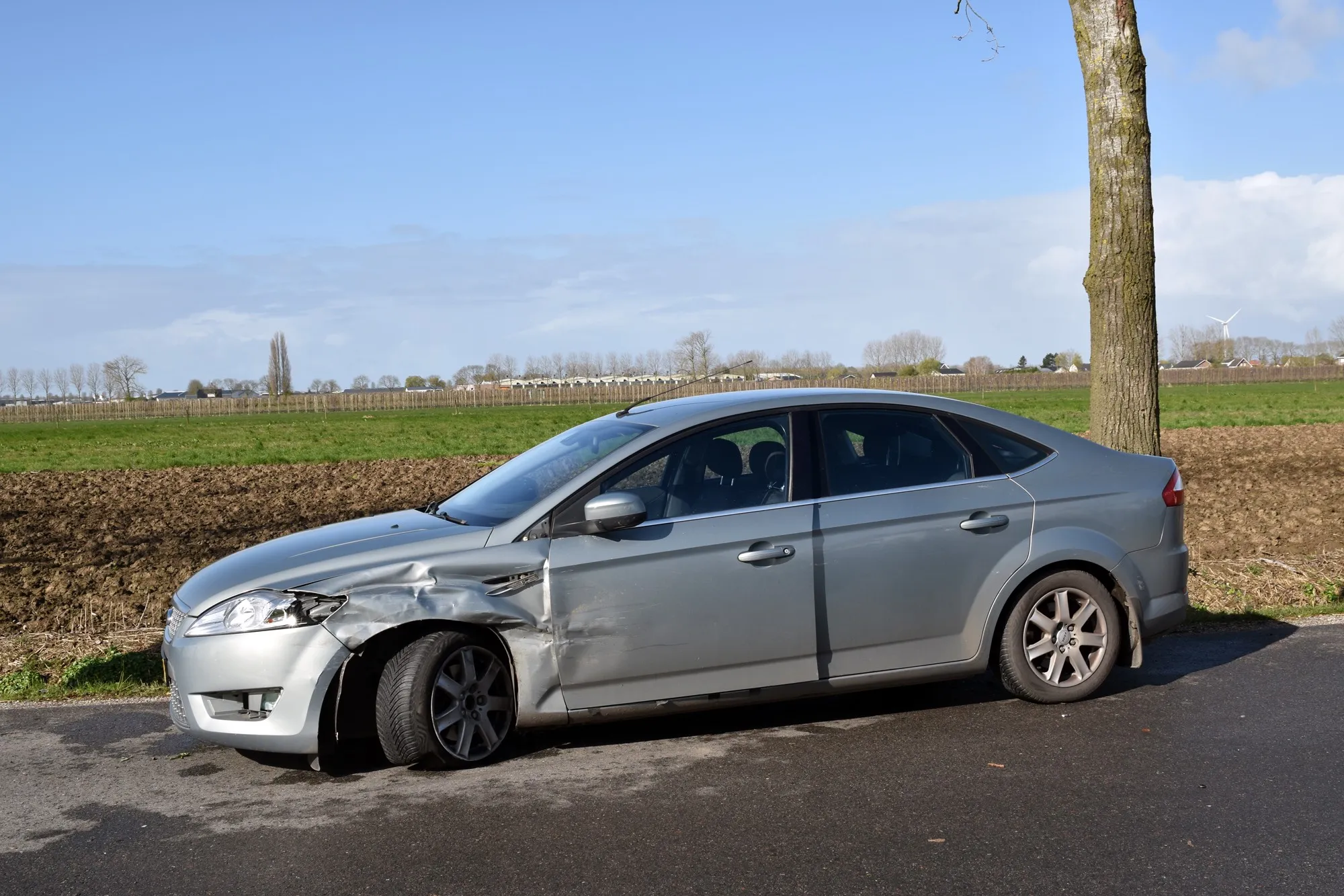 Bestuurster naar ziekenhuis na botsing in Velddriel
