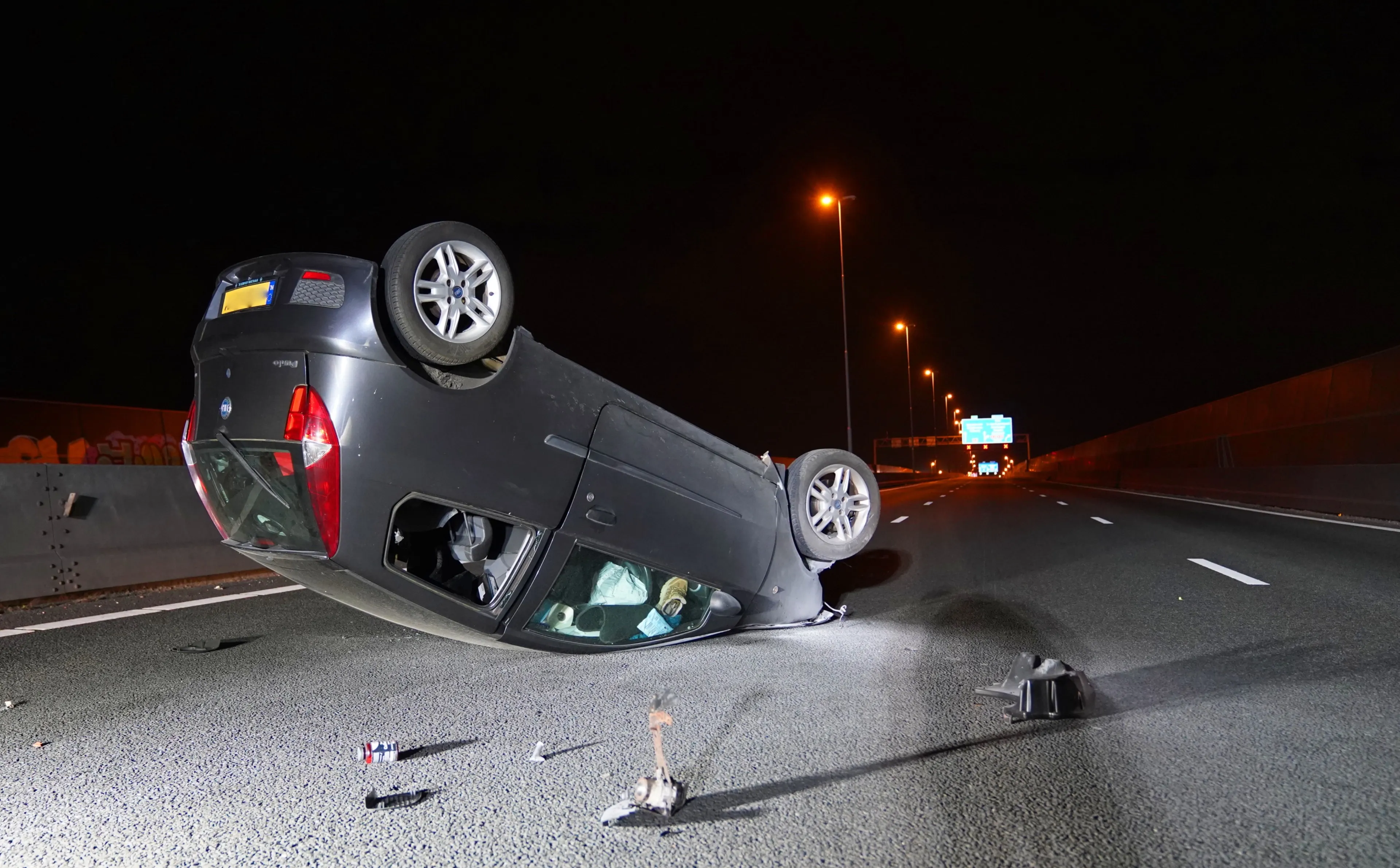 Auto over de kop op A2 bij Hedel, bestuurster naar ziekenhuis