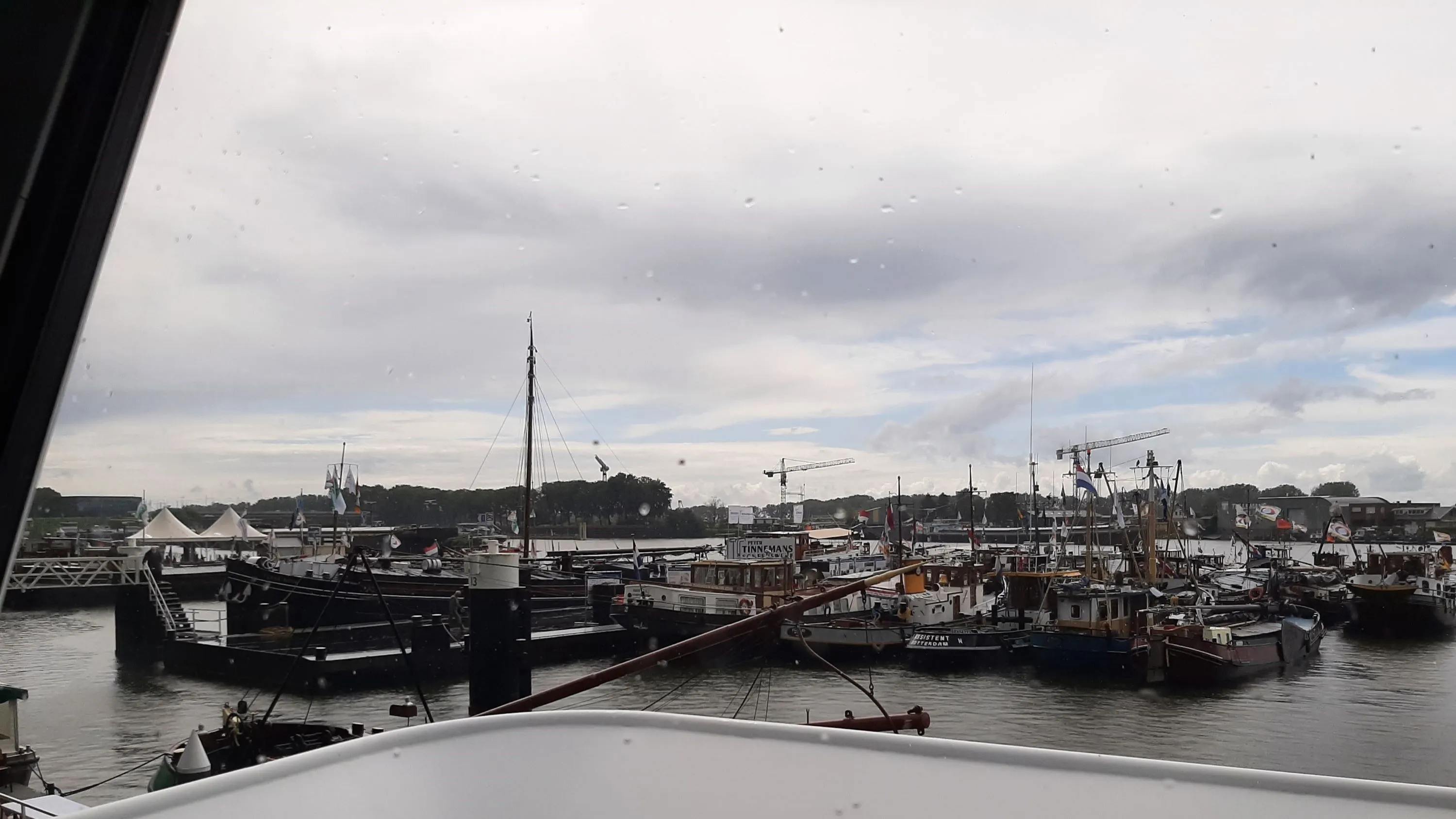 Stap aan boord tijdens de Dag van de Binnenvaart in Maasbracht