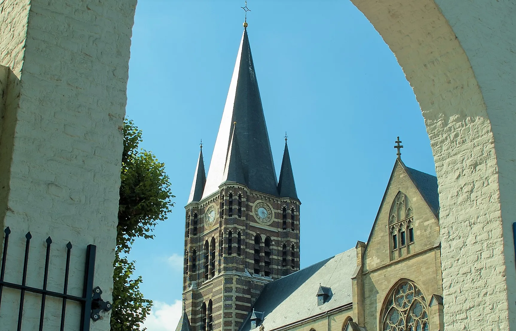 abteitor und abteikirche