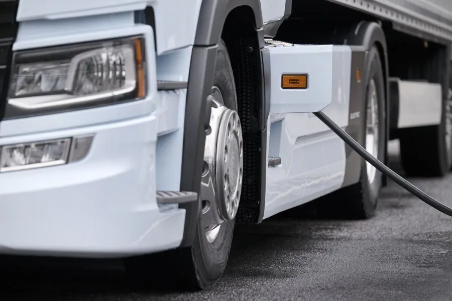 elektrische scania vrachtwagen laadt op 1