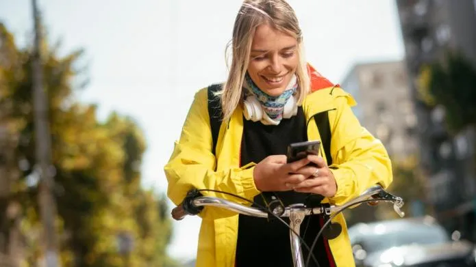 foto meisje naast fiet met telefoon
