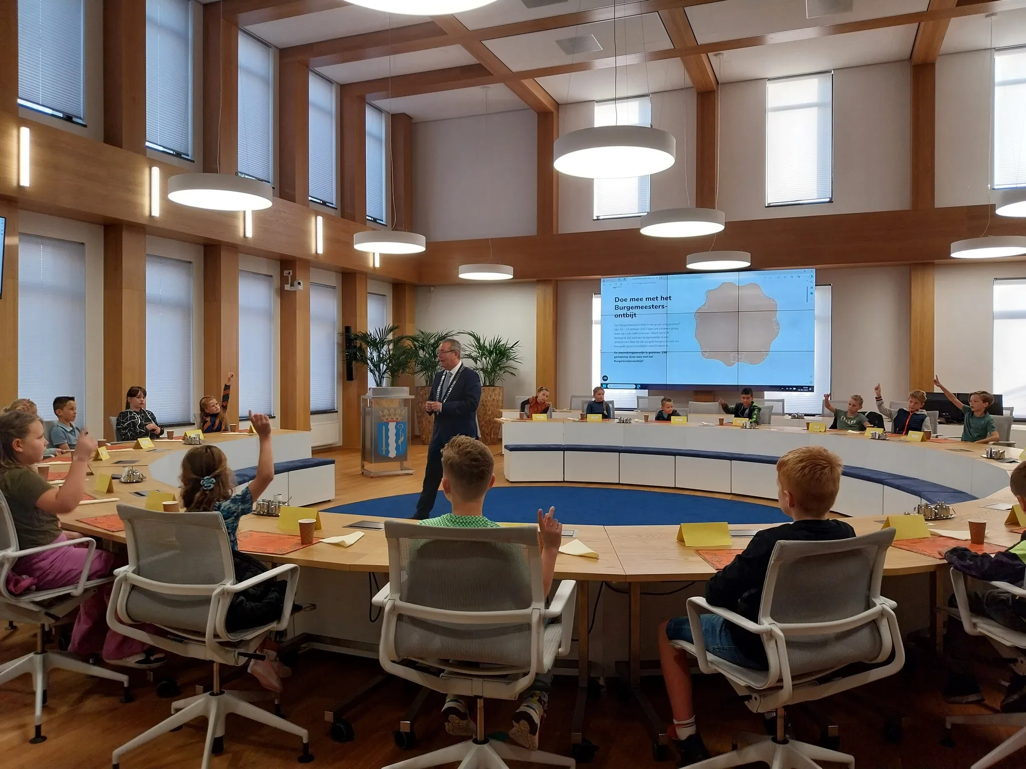 groep 5 en 6 ontbijt op het gemeentehuis maasgouw