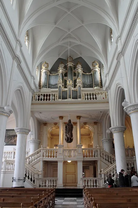 kerk thorn 3784790 960 720 binnen sonja kalee via pixabay