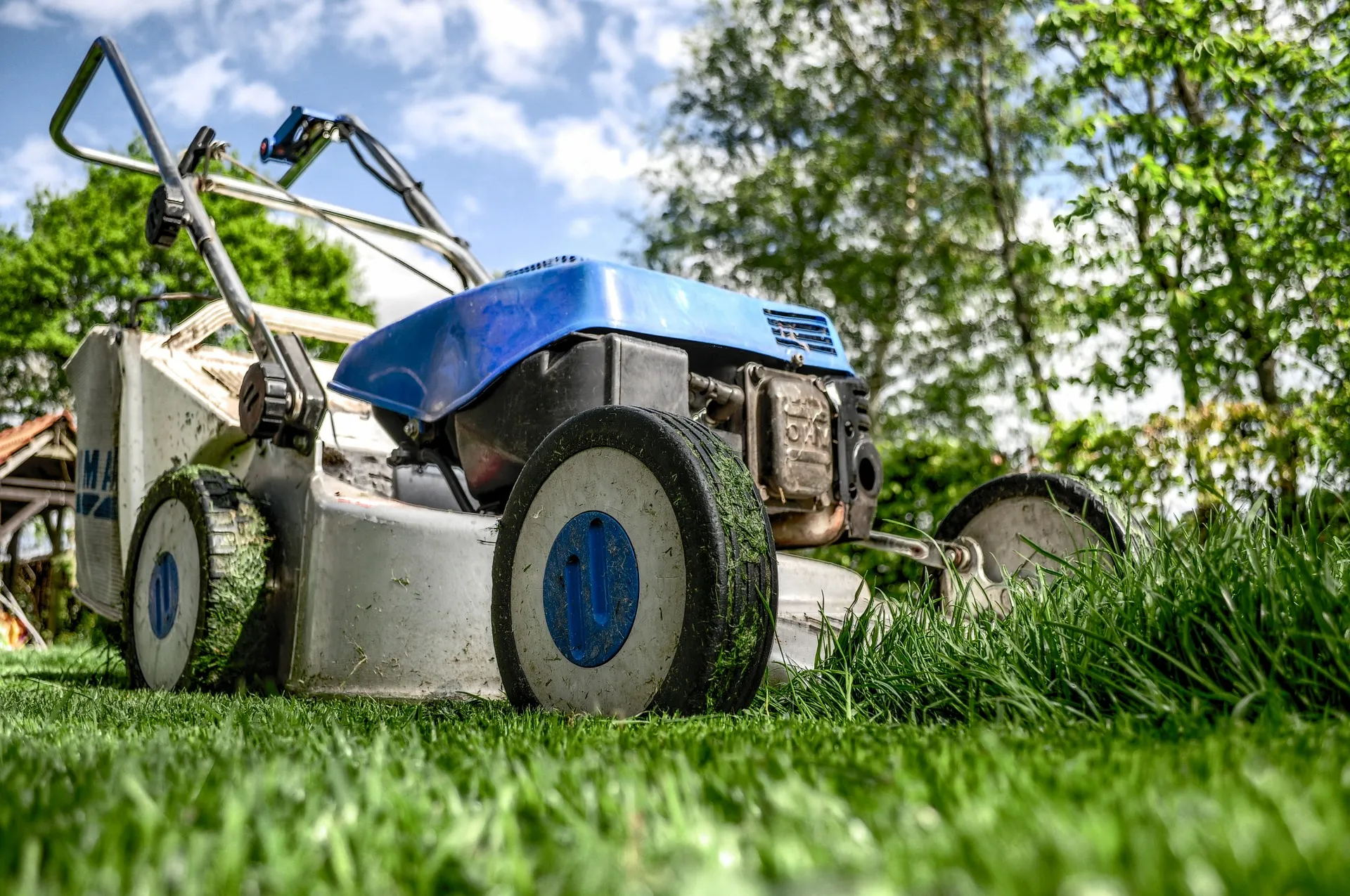 lawnmower 384589 1920