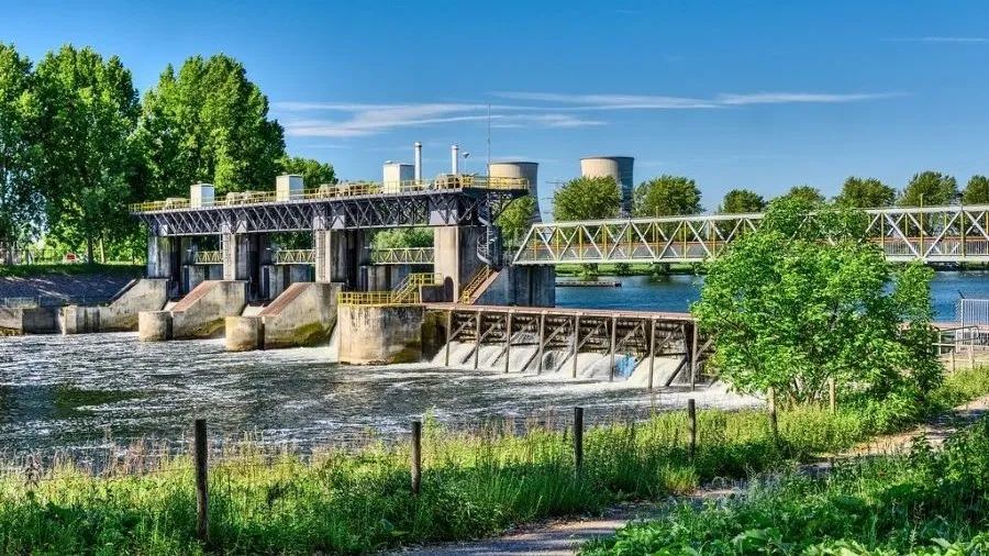 Rijkswaterstaat laat grootschalig onderhoud uitvoeren aan stuw in Linne