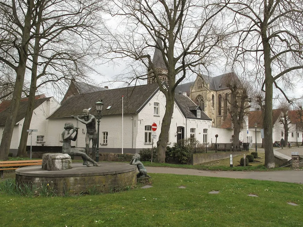 thorn beeldhouwwerk met sint michaelkerk op achtergrond foto2 2013 04 14 1137