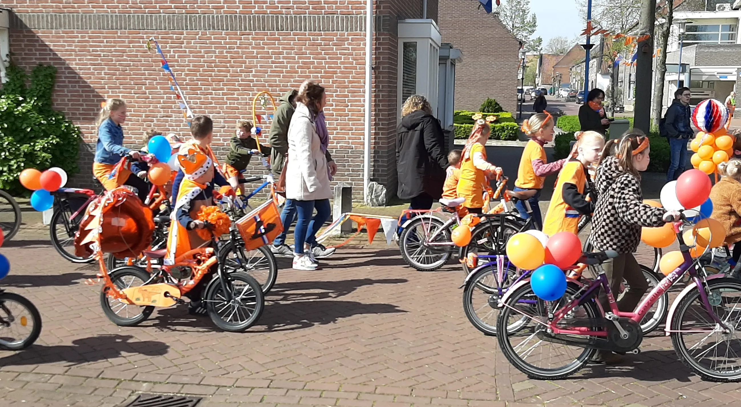 viering koningsdag 2023 in heel aankomst op het raadhuisplein