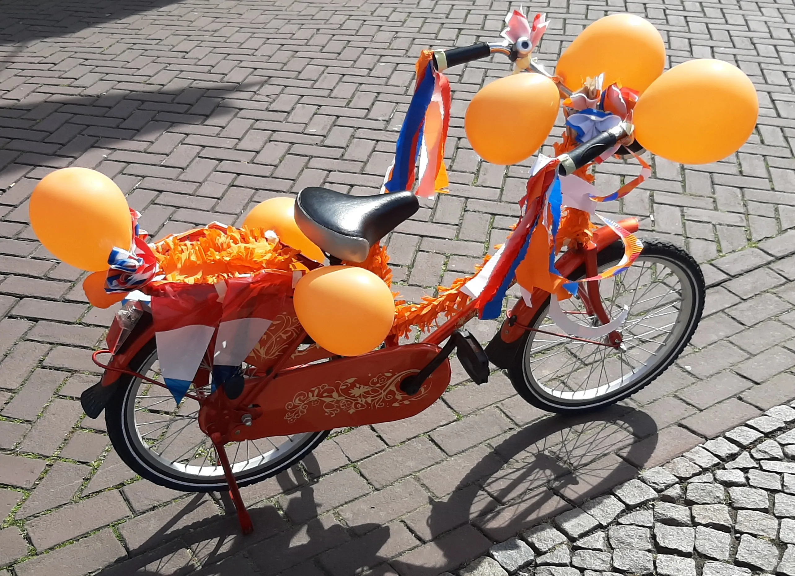 viering koningsdag 2023 in heel versierde fiets