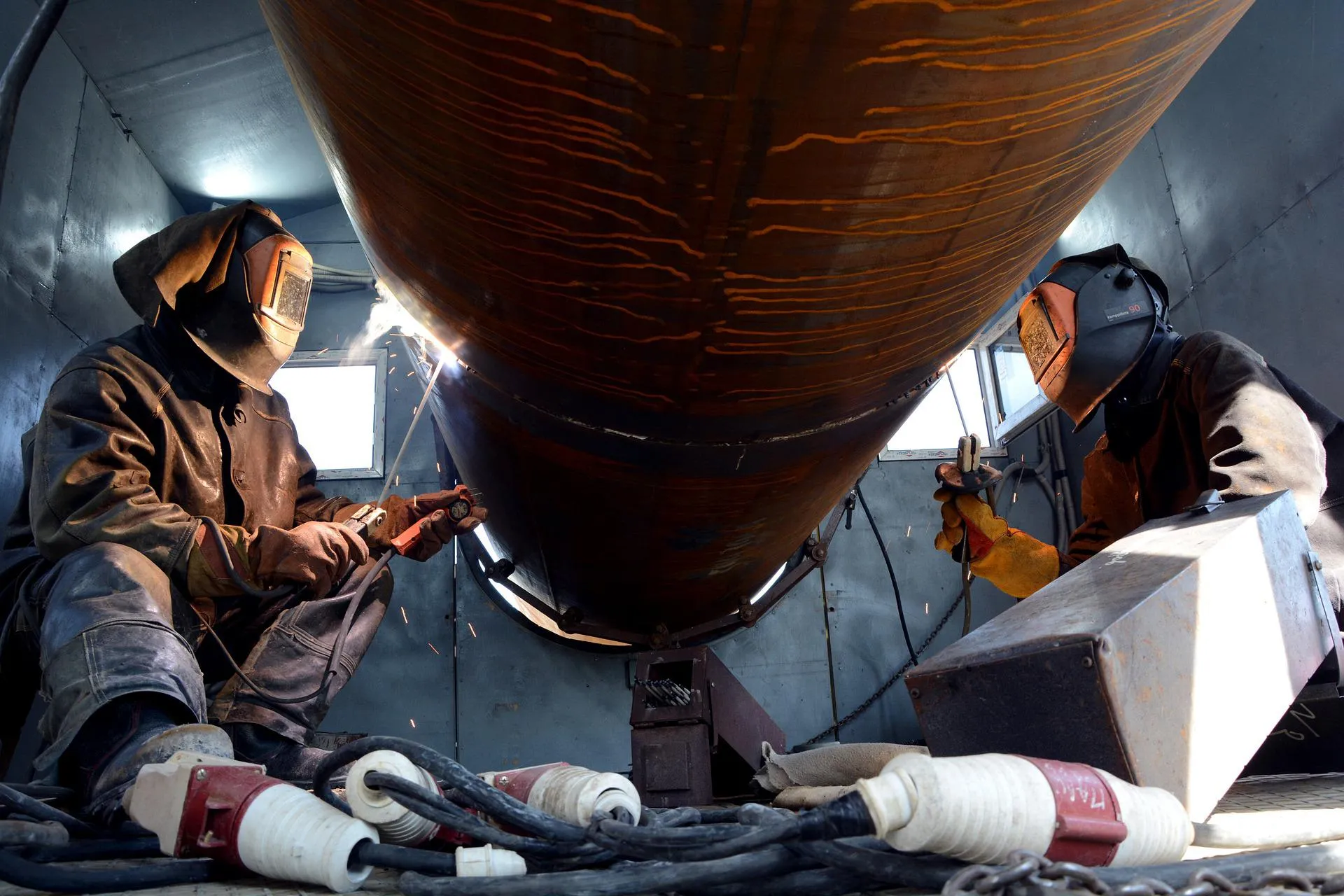 worker 4304178 1920