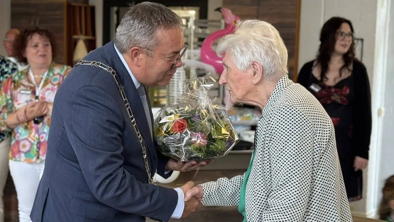 Eeuwelinge viert 100ste verjaardag met groots feest