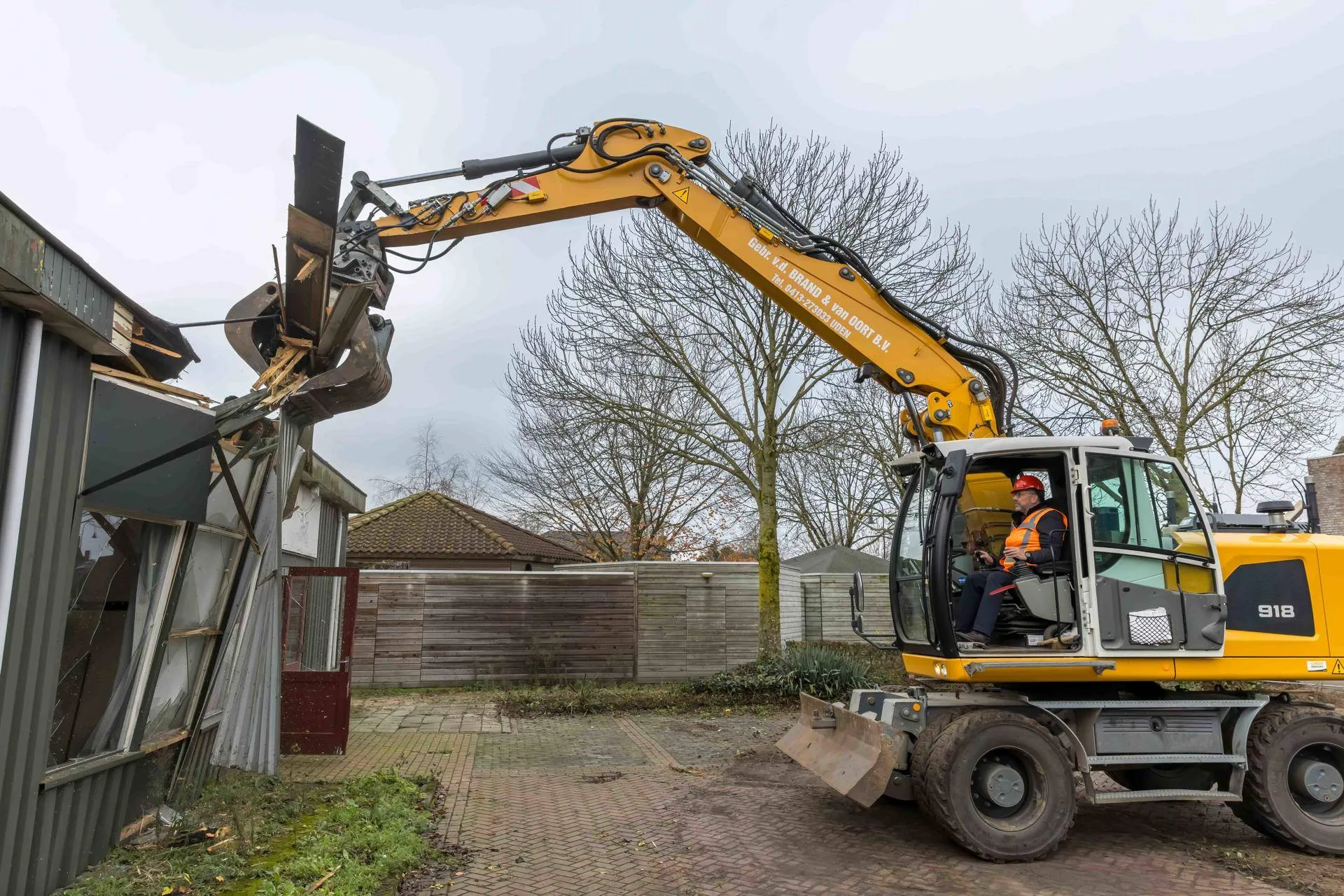 Wethouder Franko van Lankvelt sloopt clubgebouw