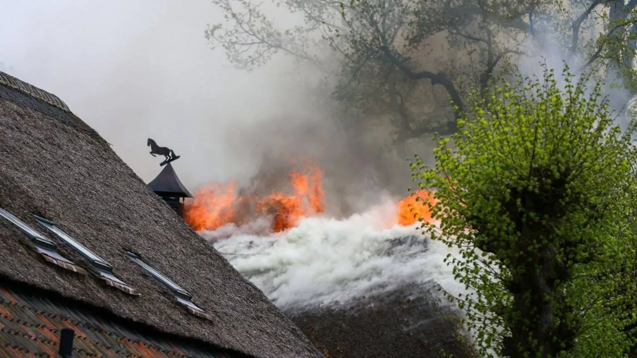 19-04-2026 Dakbrand boerderij Uden 01