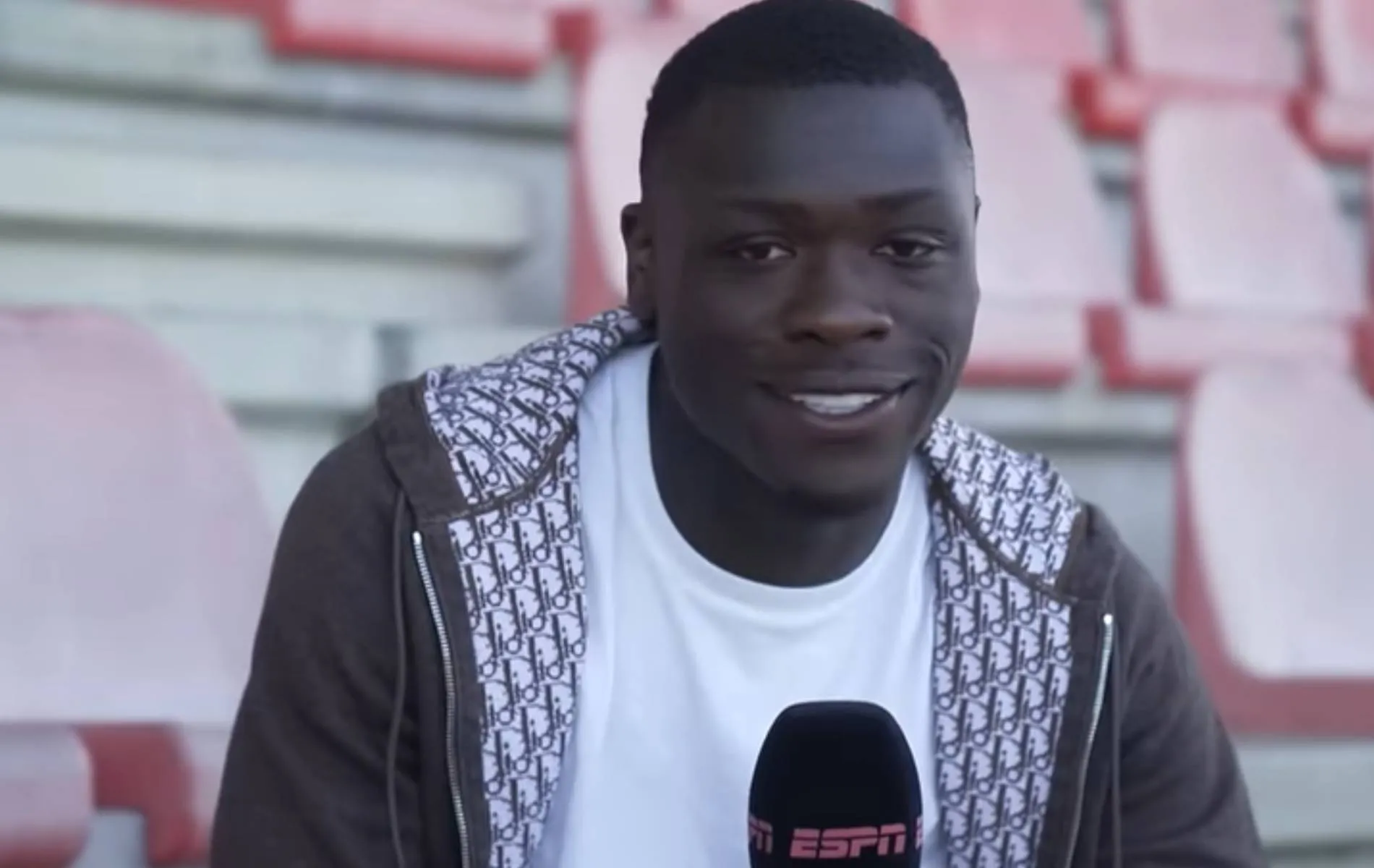 Video: Ajax-spits Brian Brobbey dreigt de vrouw van Hans Kraay Jr. af te pakken
