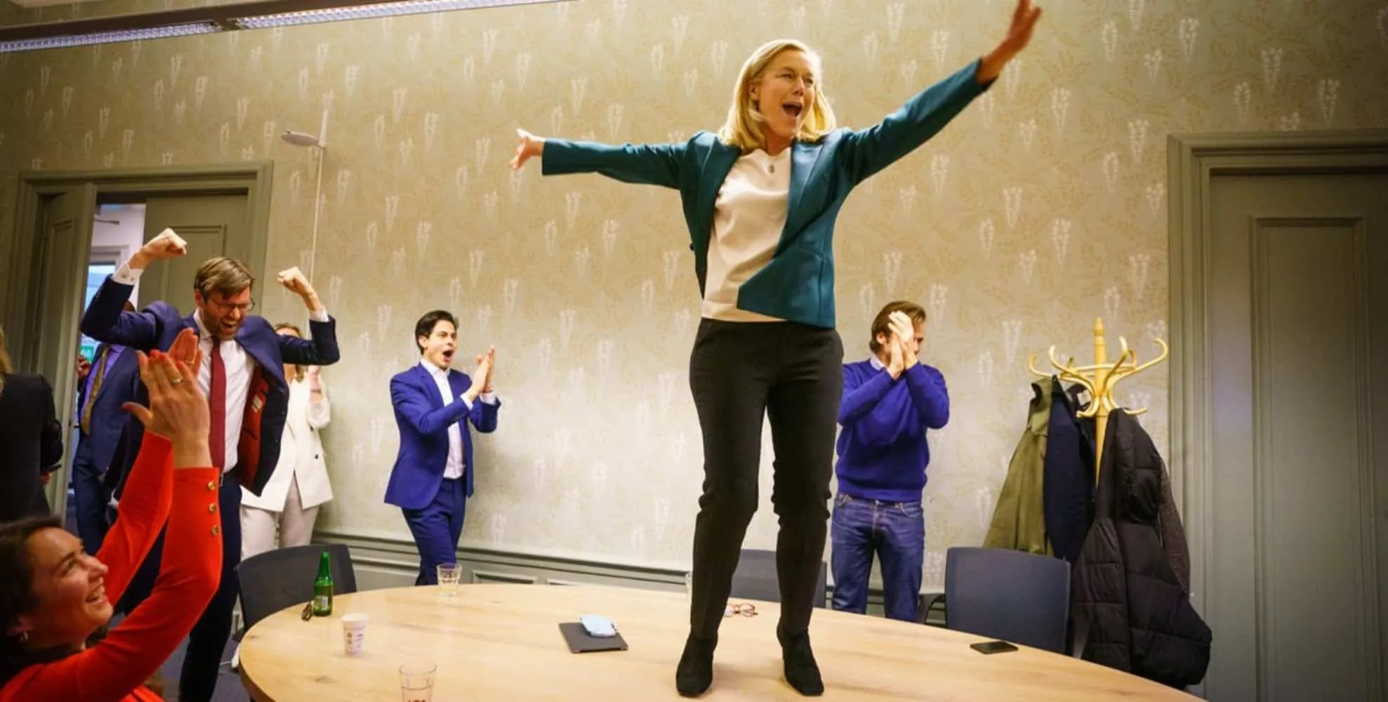 sigrid kaag danst op tafel d66