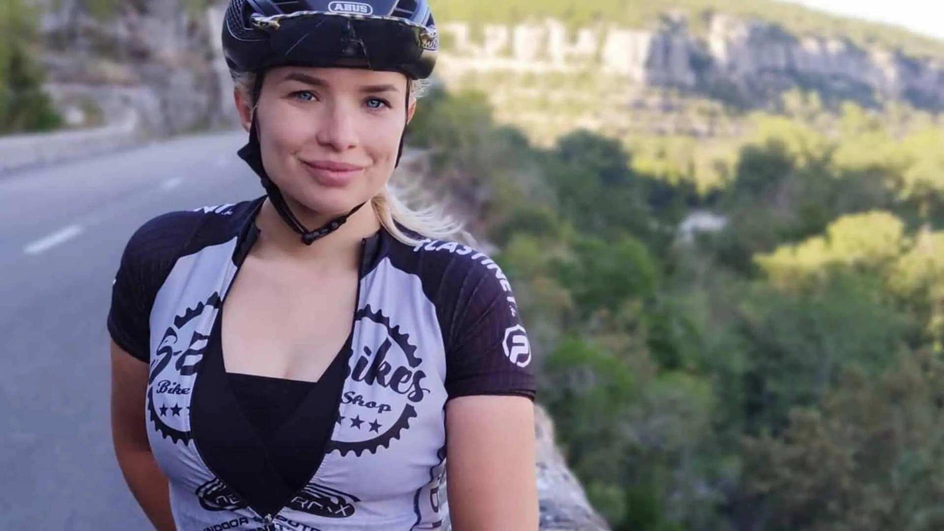 tara gins wielrennen ploegleider fotos