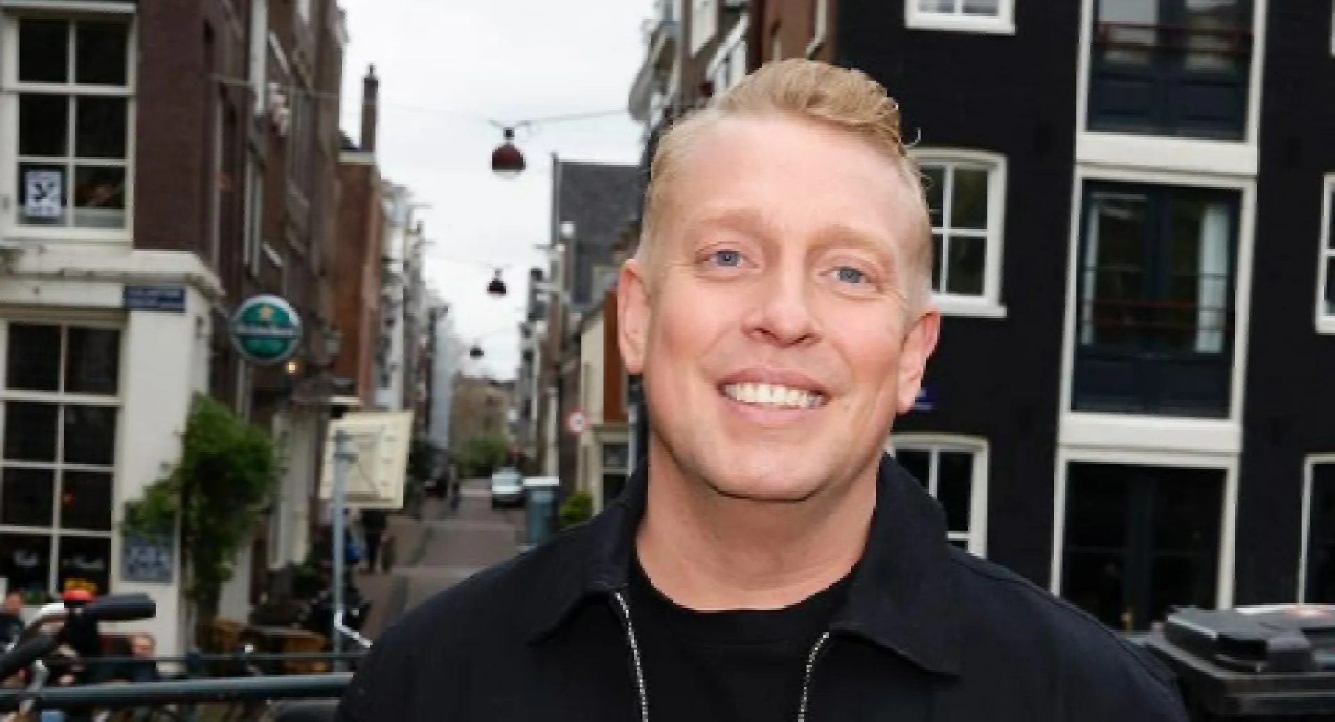 Flink afgevallen Billy Dans misbruikt Expeditie Robinson om Amsterdams lijflied 'De Stad' te promoten