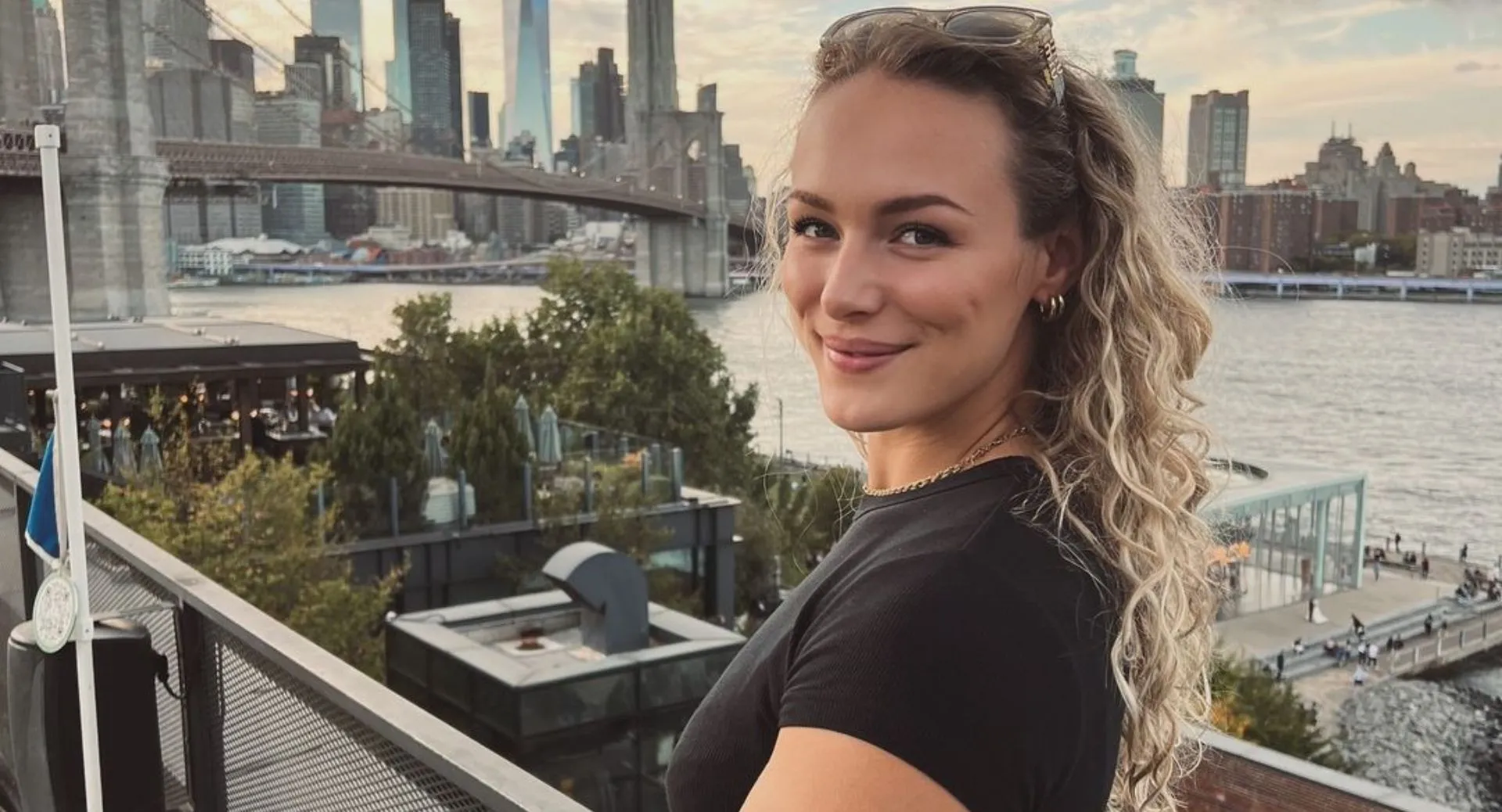 Atlete Lieke Klaver laat haar glimmende kanonnen zien op verlaten trainingsveldje (foto)