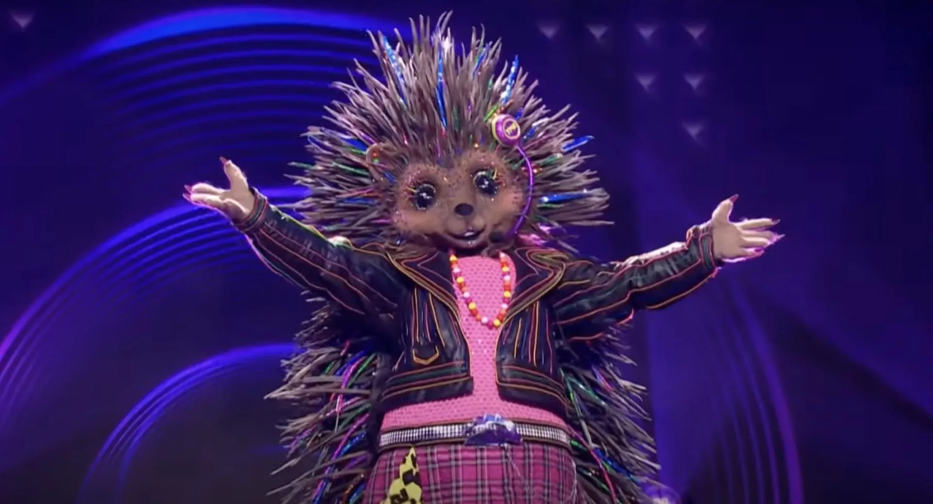 Kijkers The Masked Singer weten het nú al: Deze knappe blondine zit in het Egel-kostuum