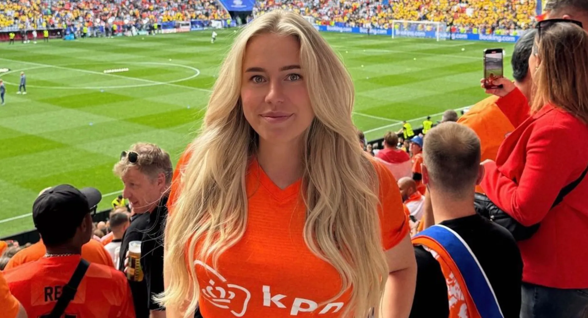 Knappe voetbalster Ilse van Esch zet PSV-speler voor schut op hoge hakken (video)