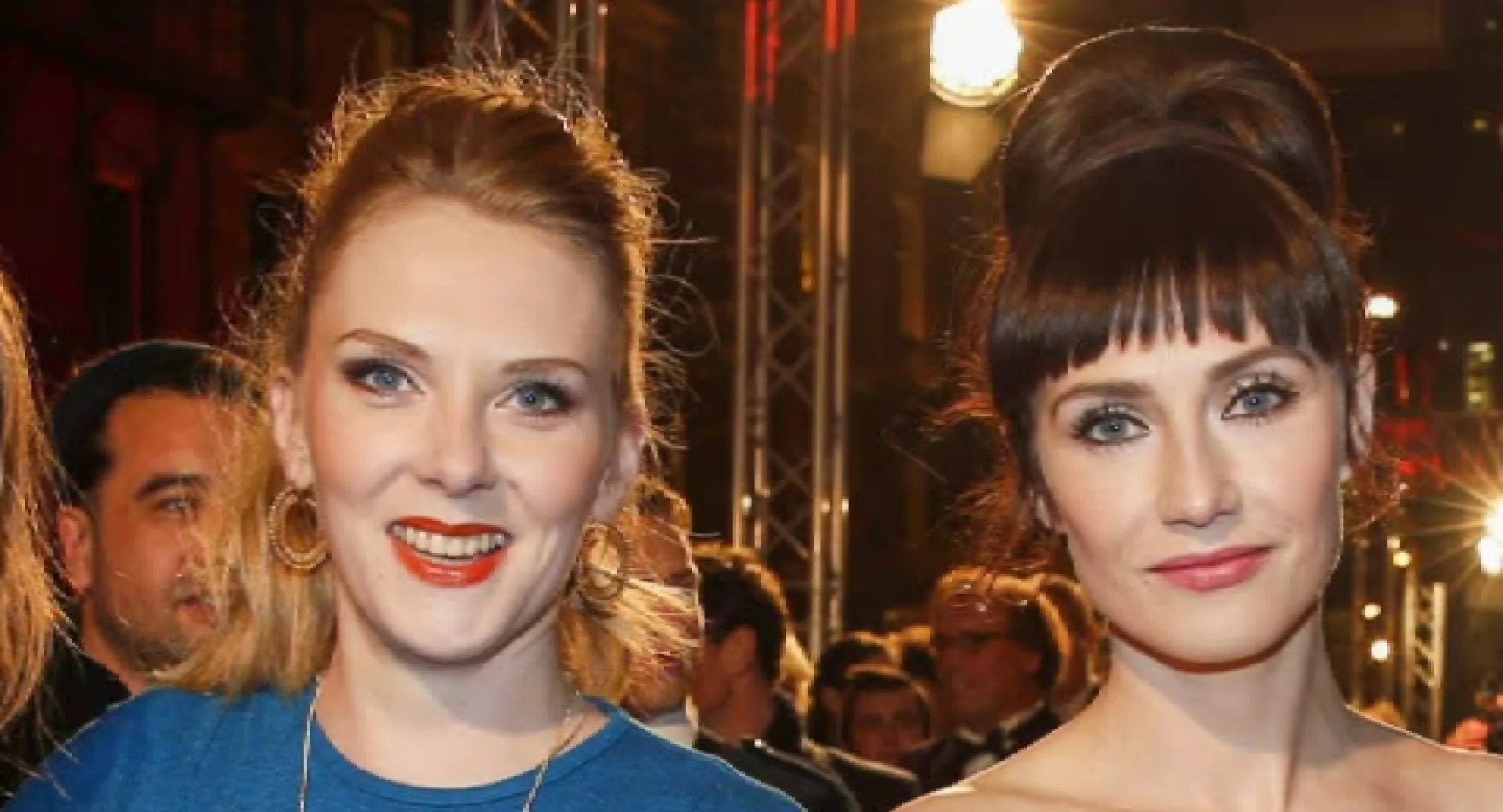 Je gelooft je ogen niet: Zó zagen zusjes Carice en Jelka van Houten er vroeger uit (video)
