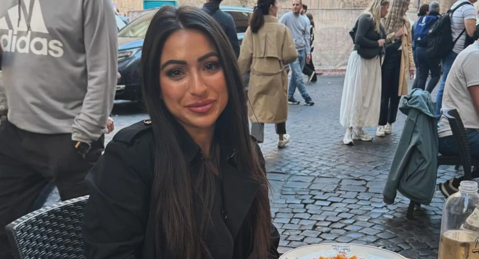 Lale Gül filmt zichzelf in pashokje vanwege sokken (maar iedereen kijkt naar iets anders)