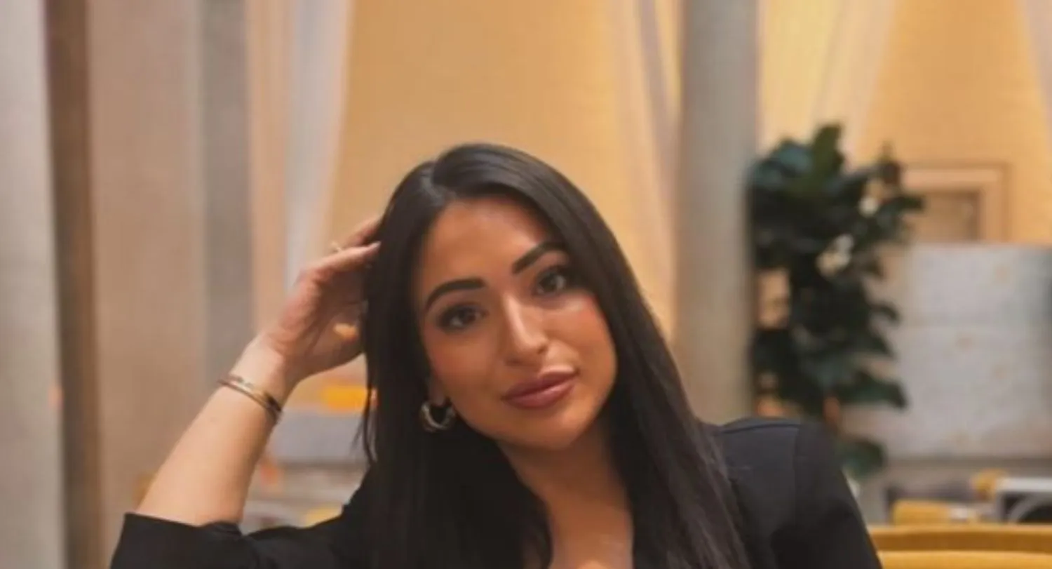 Lale Gül krijgt bizar verzoekje en wordt belaagd vanwege extreem harig lichaamsdeel (en laat deze zien!)