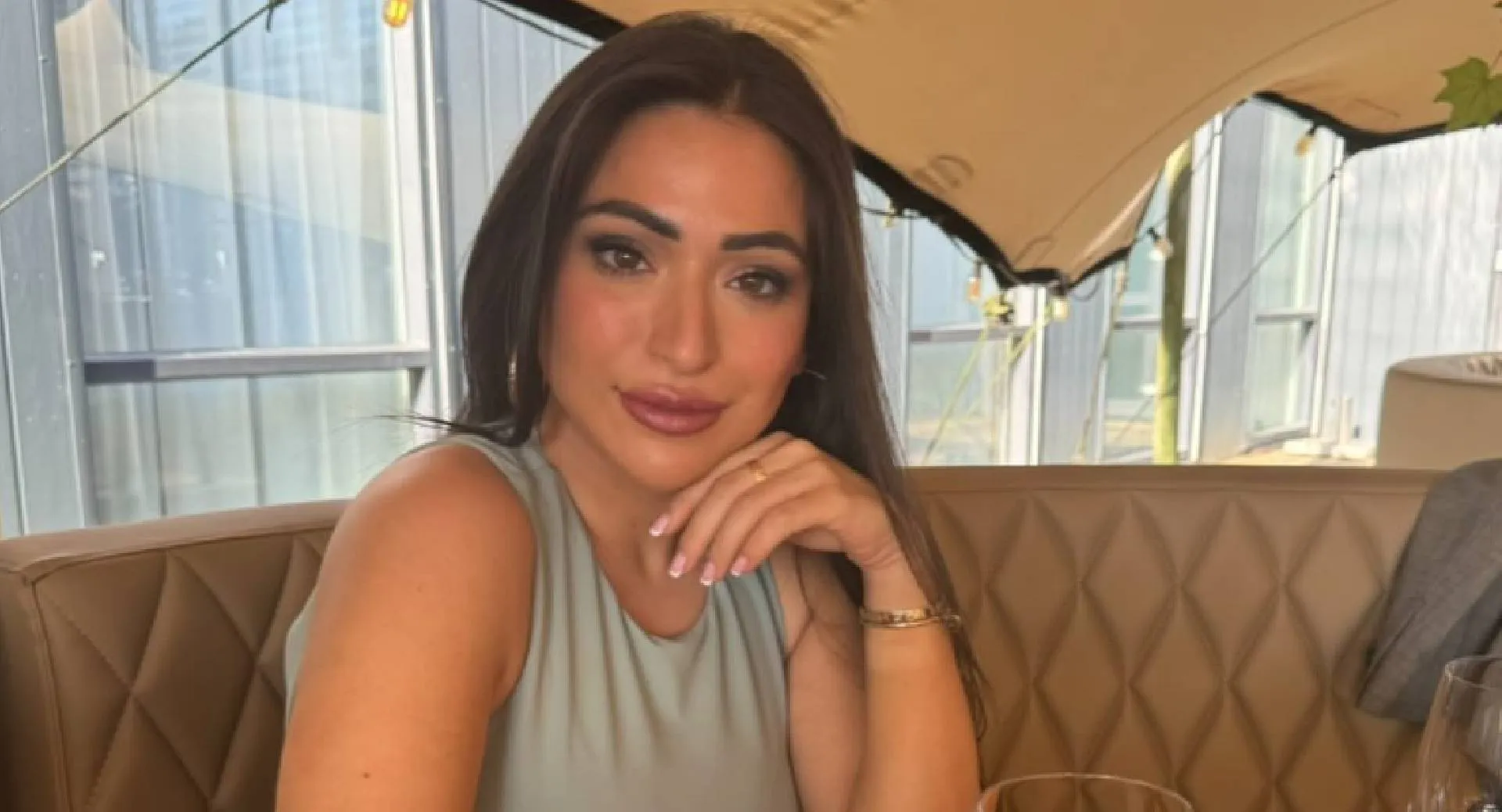 Lale Gül zakt diep door de knietjes op hotelkamer en scheurt bijna uit haar jurkje (foto!)