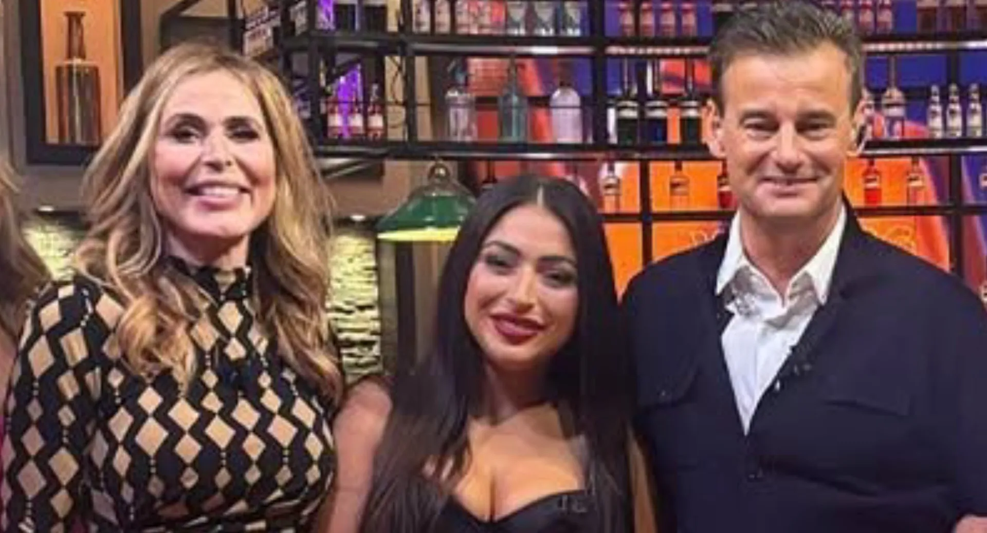 Droom van elke VI-kijker komt uit: Lale Gül en Heleen van Royen kruipen samen op de bank voor intieme foto's