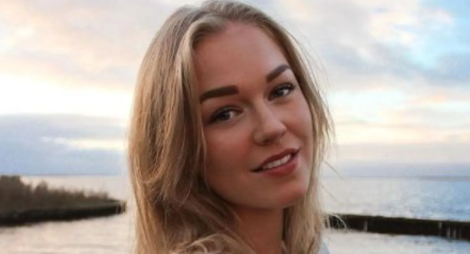 Dave Roelvink spuit vies goedje op zijn vriendin Marijn Kuipers: blondine lijkt te walgen van het resultaat (video)