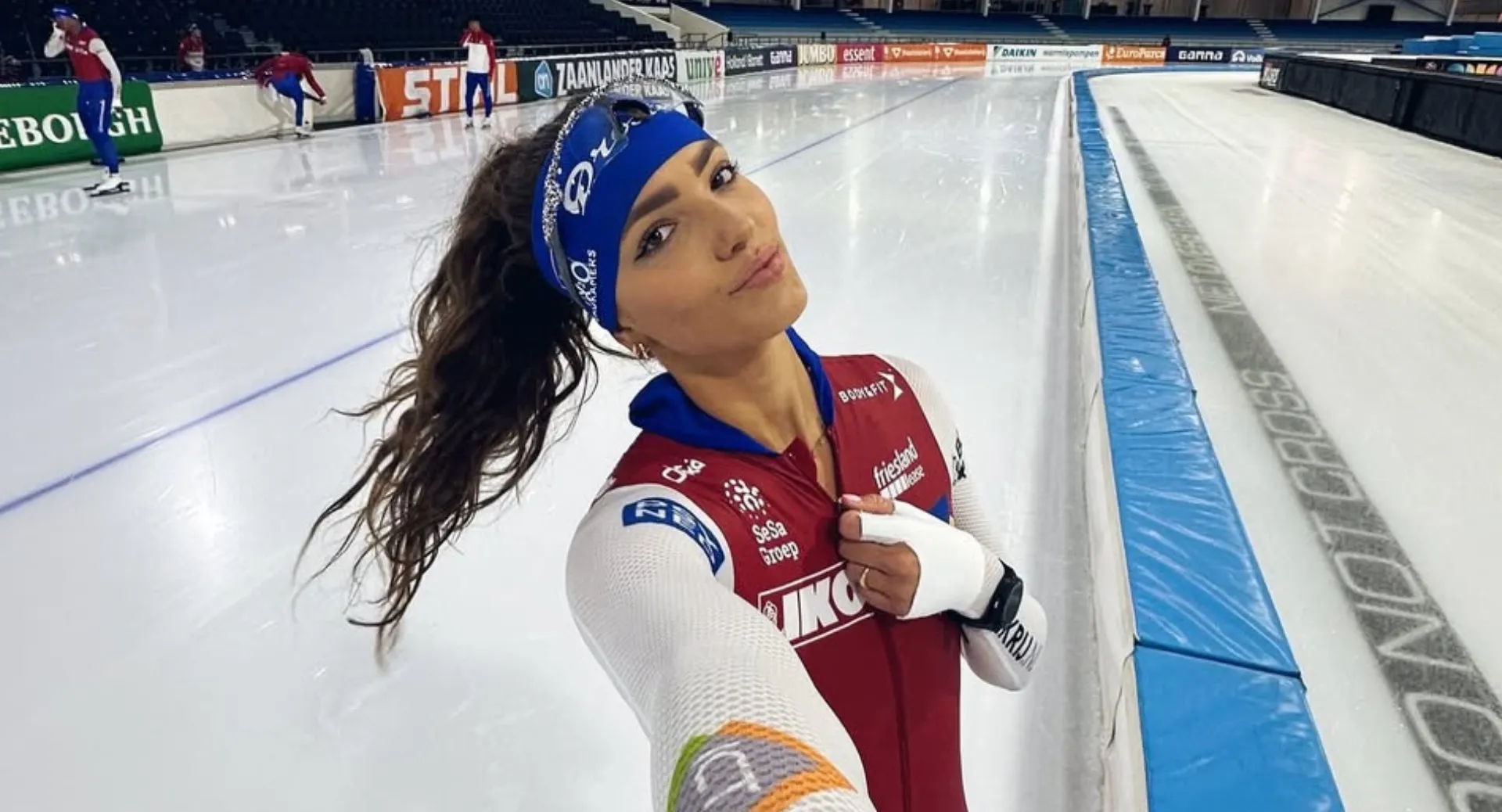Schaatsster Robin Groot zou het liefst een hapje nemen van onmogelijk strakke collega Pien Hersman (video)