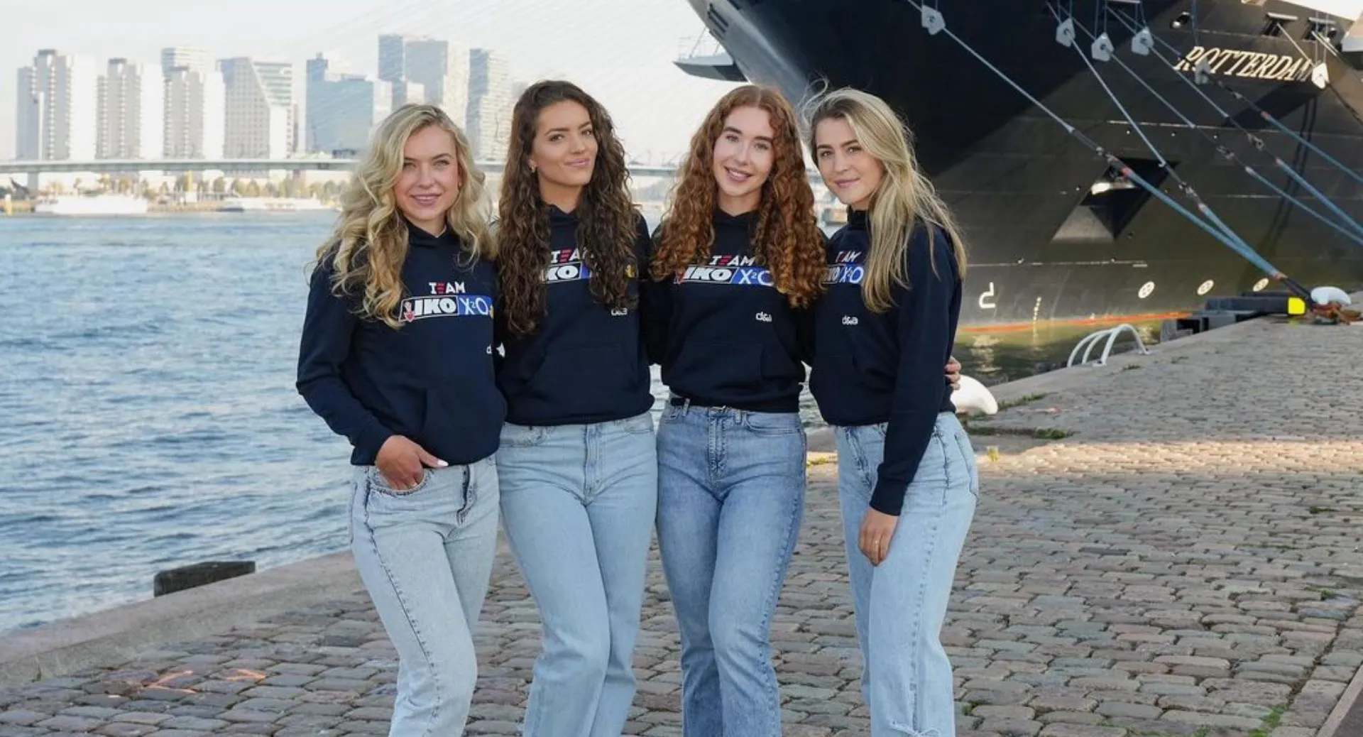 Schaatssters Robin Groot en Pien Hersman bieden kijkje achter de schermen en delen alvast kusjes uit (video)